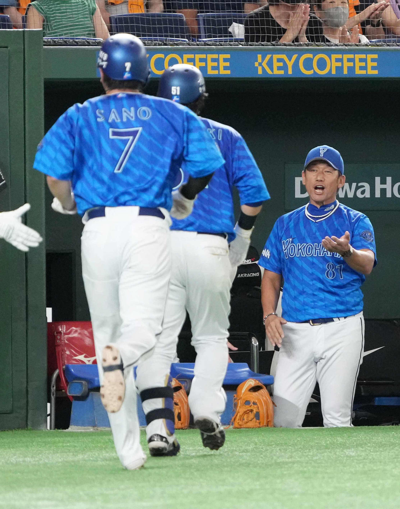 巨人対DeNA 5回表DeNA無死一塁、宮崎は左越えに2点本塁打を放ち三浦監督（右）の祝福を受ける（撮影・小沢裕）