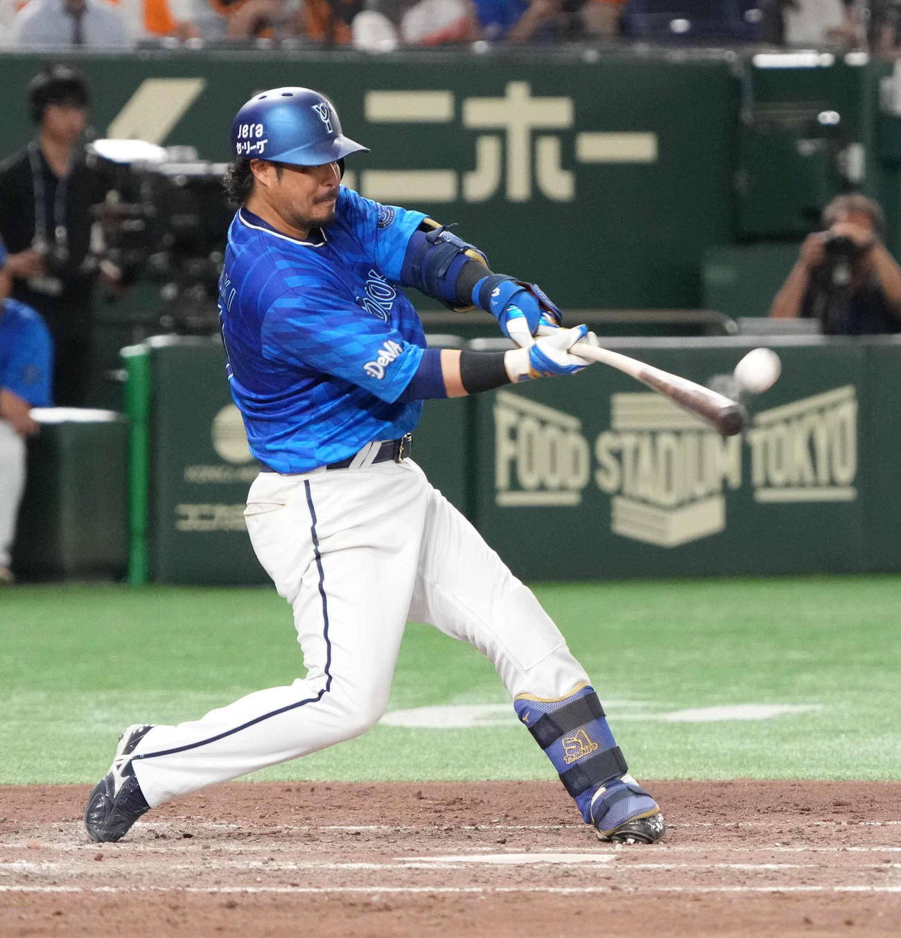 巨人対DeNA 5回表DeNA無死一塁、宮崎は左越えに2点本塁打を放つ（撮影・小沢裕）