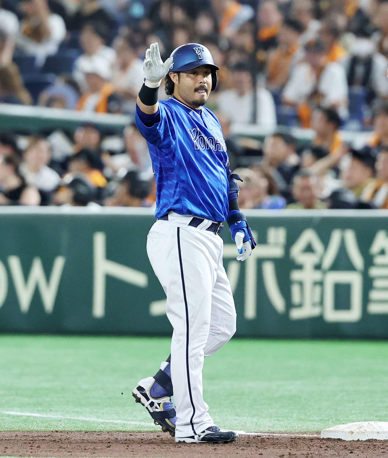 巨人対DeNA 1回表DeNA2死三塁、宮崎は遊内野適時打を放ちポーズを決める（撮影・鈴木正人）