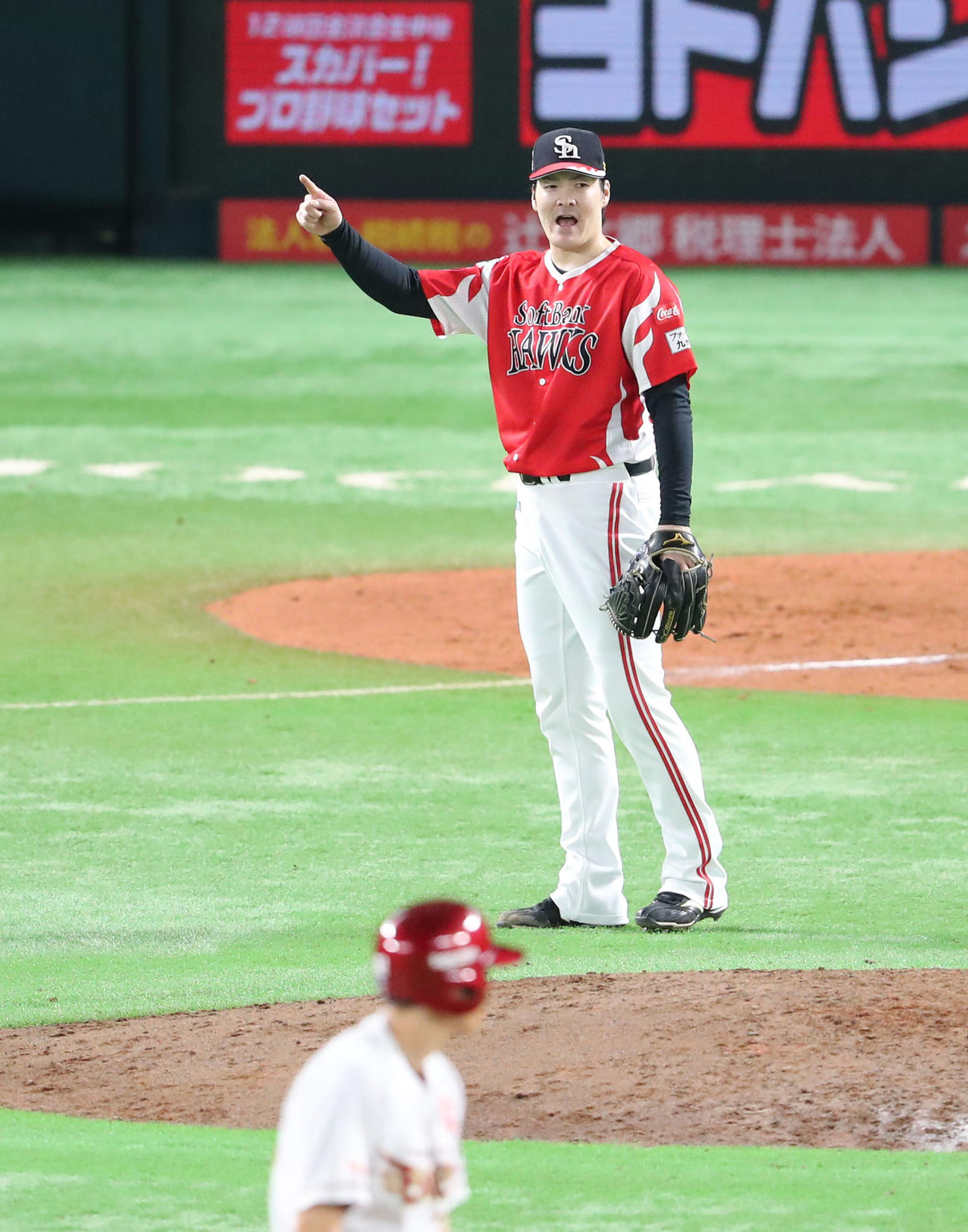 ソフトバンク対楽天　5回表楽天1死満塁、有原は村林を遊併殺打に仕留め笑顔を見せる（撮影・梅根麻紀）