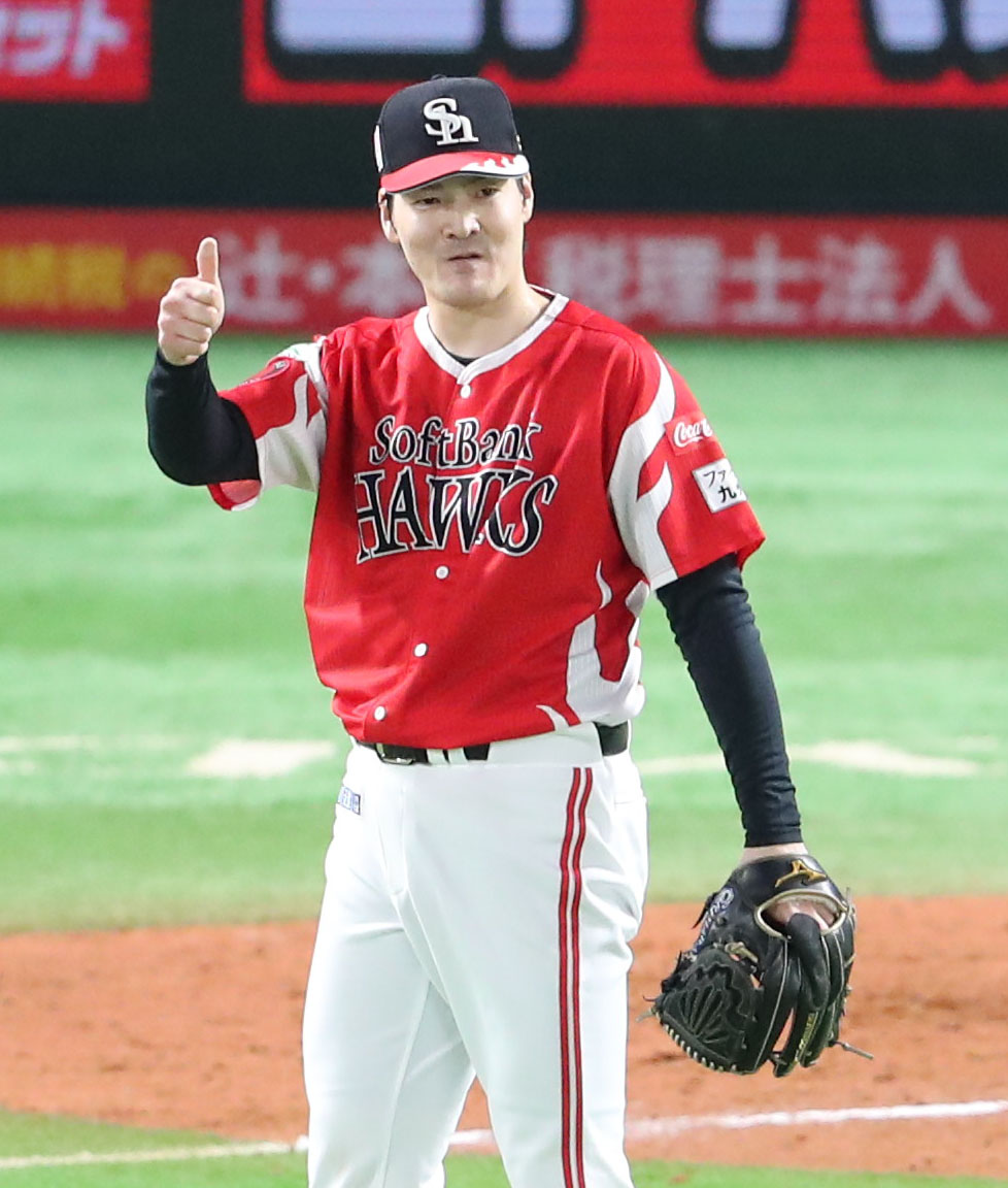 ソフトバンク対楽天　5回表楽天1死満塁、有原は村林を遊併殺打に仕留め笑顔を見せる（撮影・梅根麻紀）