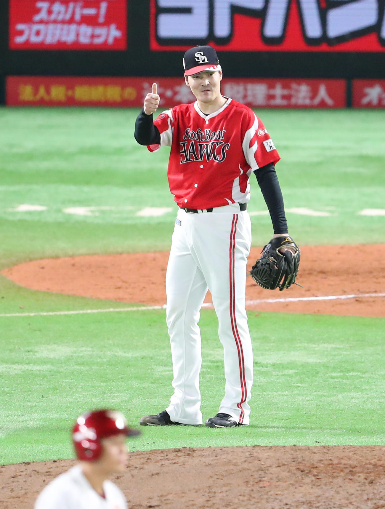 ソフトバンク対楽天　5回表楽天1死満塁、有原は村林を遊併殺打に仕留め笑顔を見せる（撮影・梅根麻紀）
