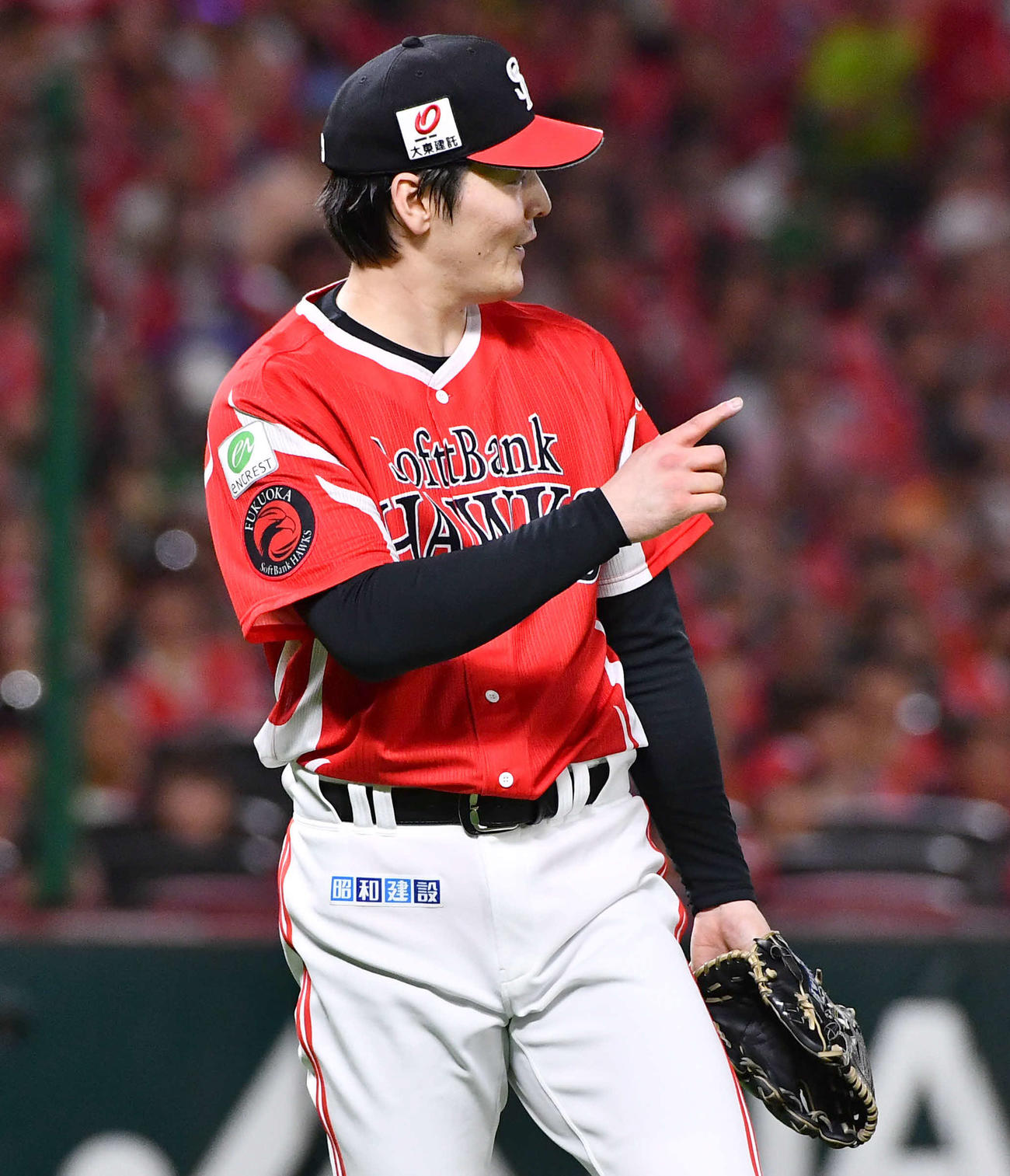 ソフトバンク対楽天　3回表楽天2死、村林の遊ゴロを野村が好守し、笑顔を見せる有原（撮影・岩下翔太）