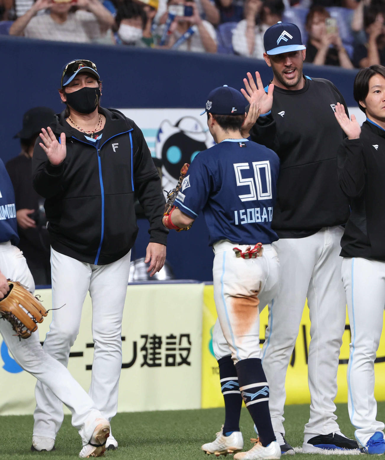 オリックス対日本ハム　オリックスに勝利し、日本ハム新庄監督はナインを出迎える（撮影・西尾就之）