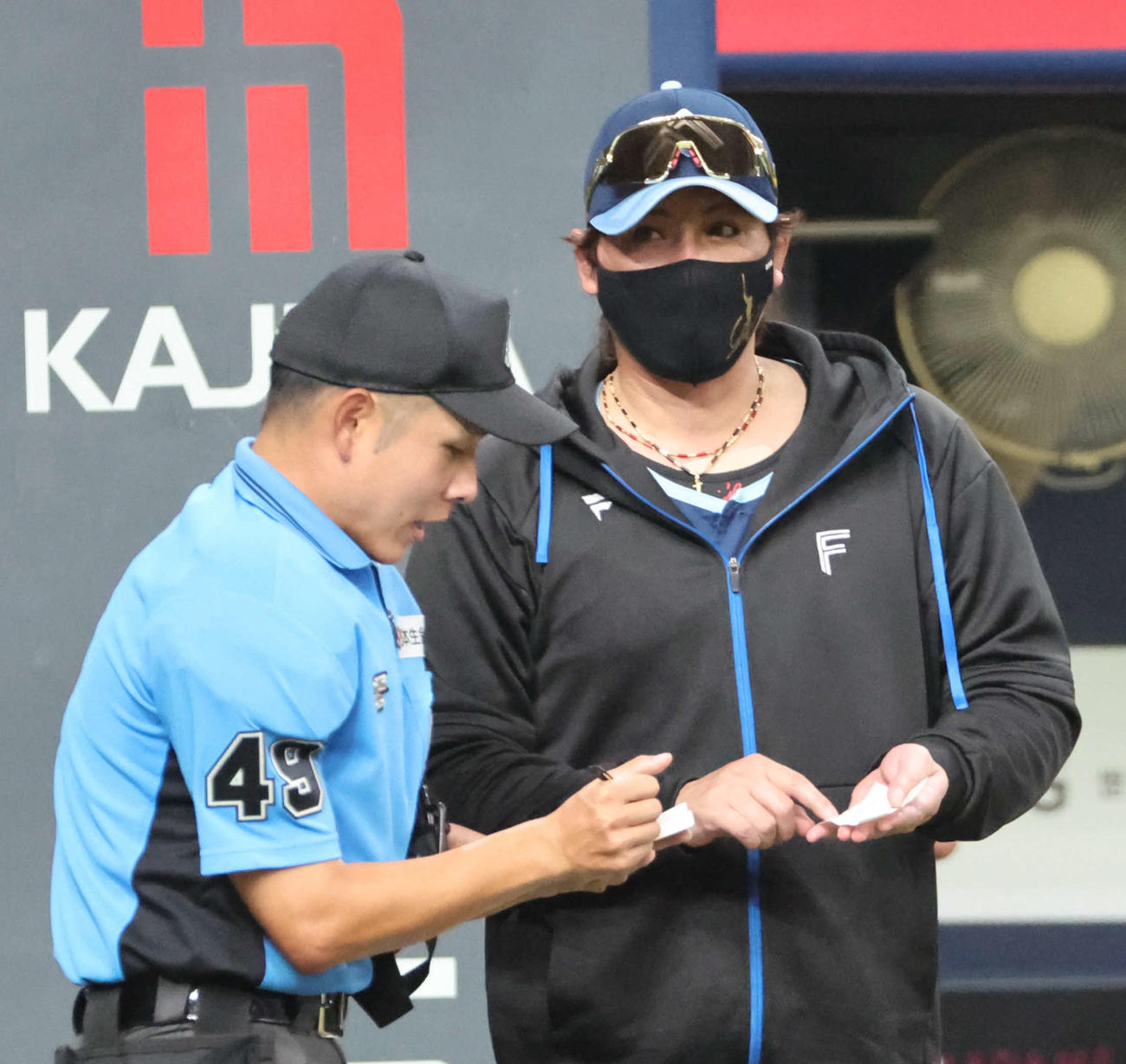 オリックス対日本ハム　8回の攻撃を終え、選手交代を告げる日本ハム新庄監督（撮影・西尾就之）
