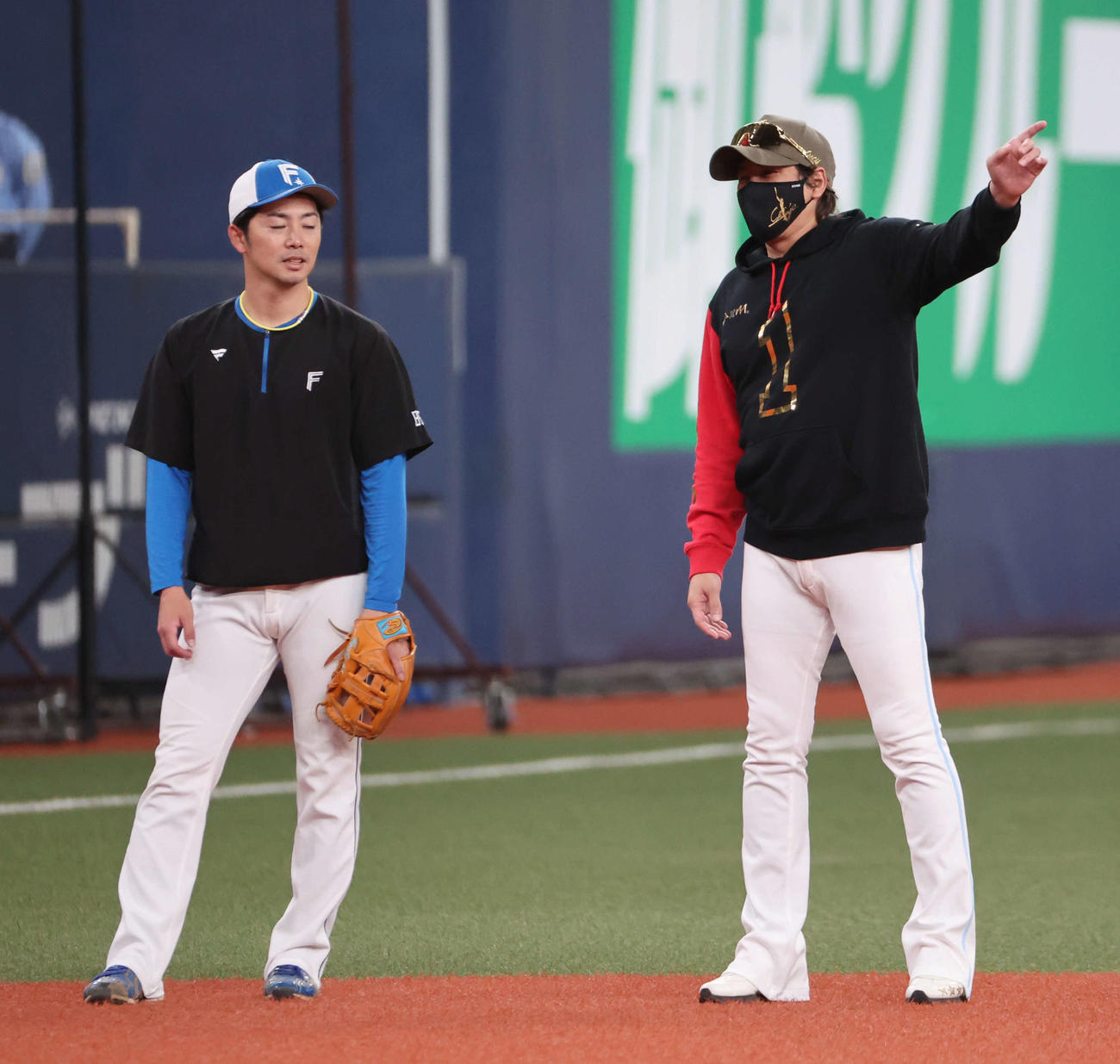 オリックス対日本ハム　練習中、日本ハム新庄監督（右）は谷内コーチと話す（撮影・西尾就之）