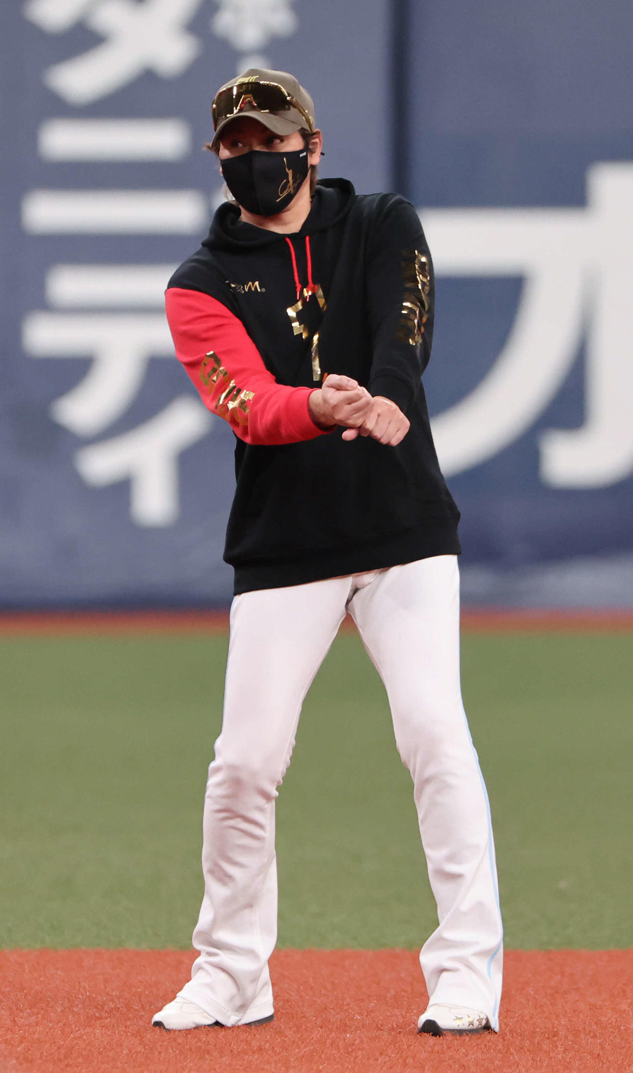 オリックス対日本ハム　練習中、日本ハム新庄監督は打撃練習を見ながらフォームをチェック（撮影・西尾就之）