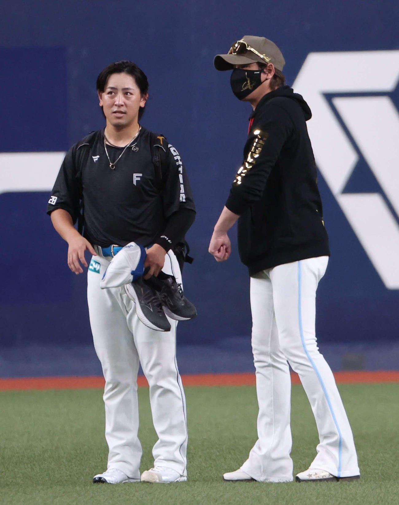 オリックス対日本ハム　練習中、日本ハム新庄監督（右）は河野と話す（撮影・西尾就之）