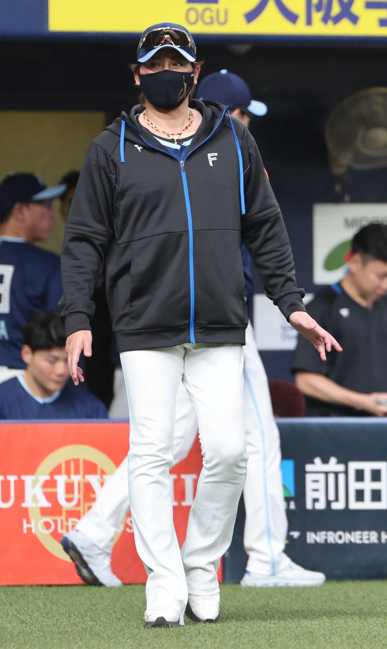 オリックス対日本ハム　6回の攻撃を終え、選手交代を告げるためベンチを出る日本ハム新庄監督（撮影・西尾就之）