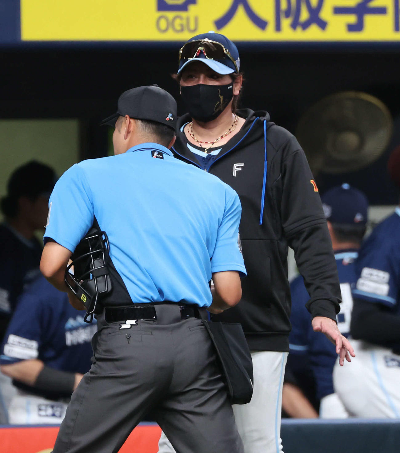 オリックス対日本ハム　6回の攻撃を終え、選手交代を告げる日本ハム新庄監督（撮影・西尾就之）