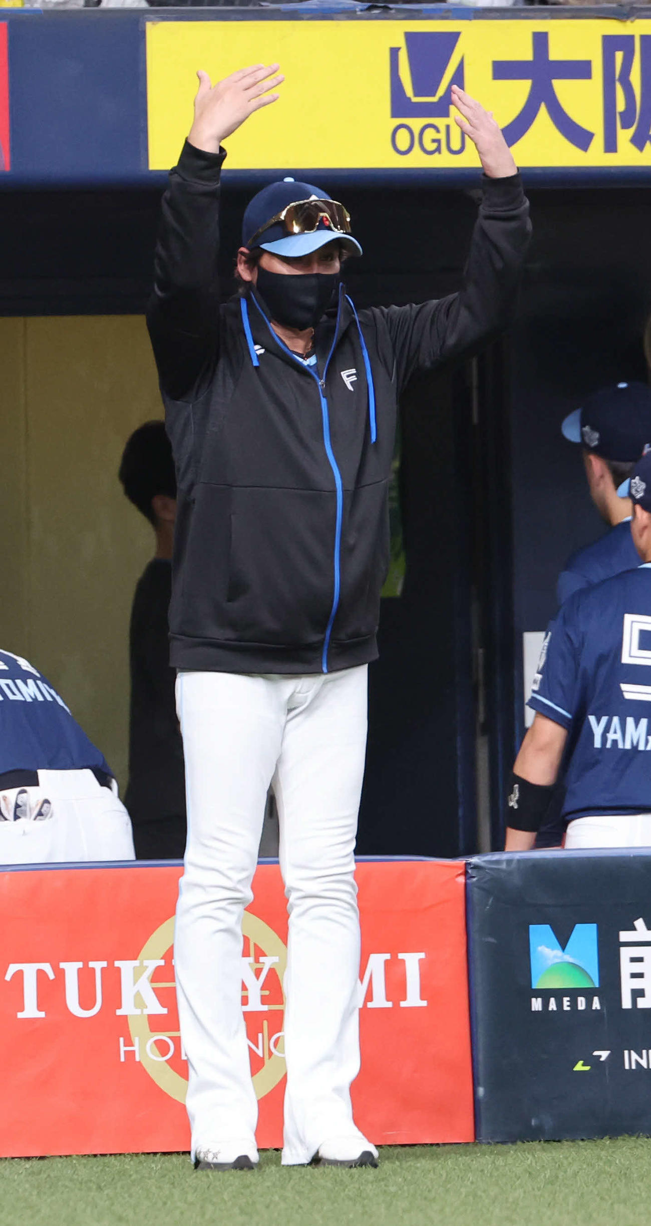 オリックス対日本ハム　8回表日本ハム1死一塁、新庄監督は適時打のレイエスに代走を送るため呼び戻す（撮影・西尾就之）