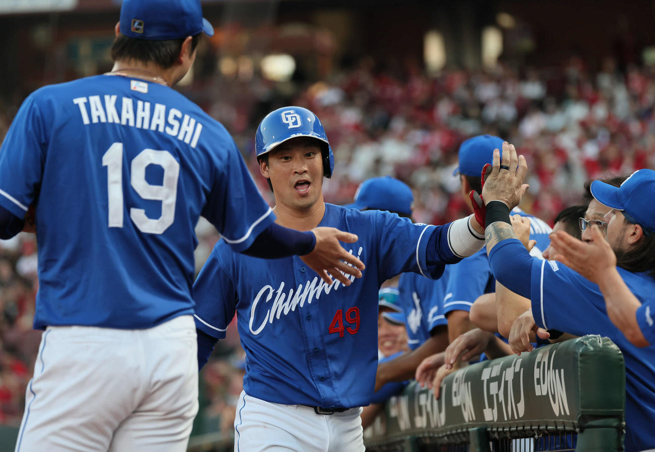 広島対中日　3回表中日2死一、三塁、上林の先制右適時打で加藤匠が生還（撮影・加藤孝規）