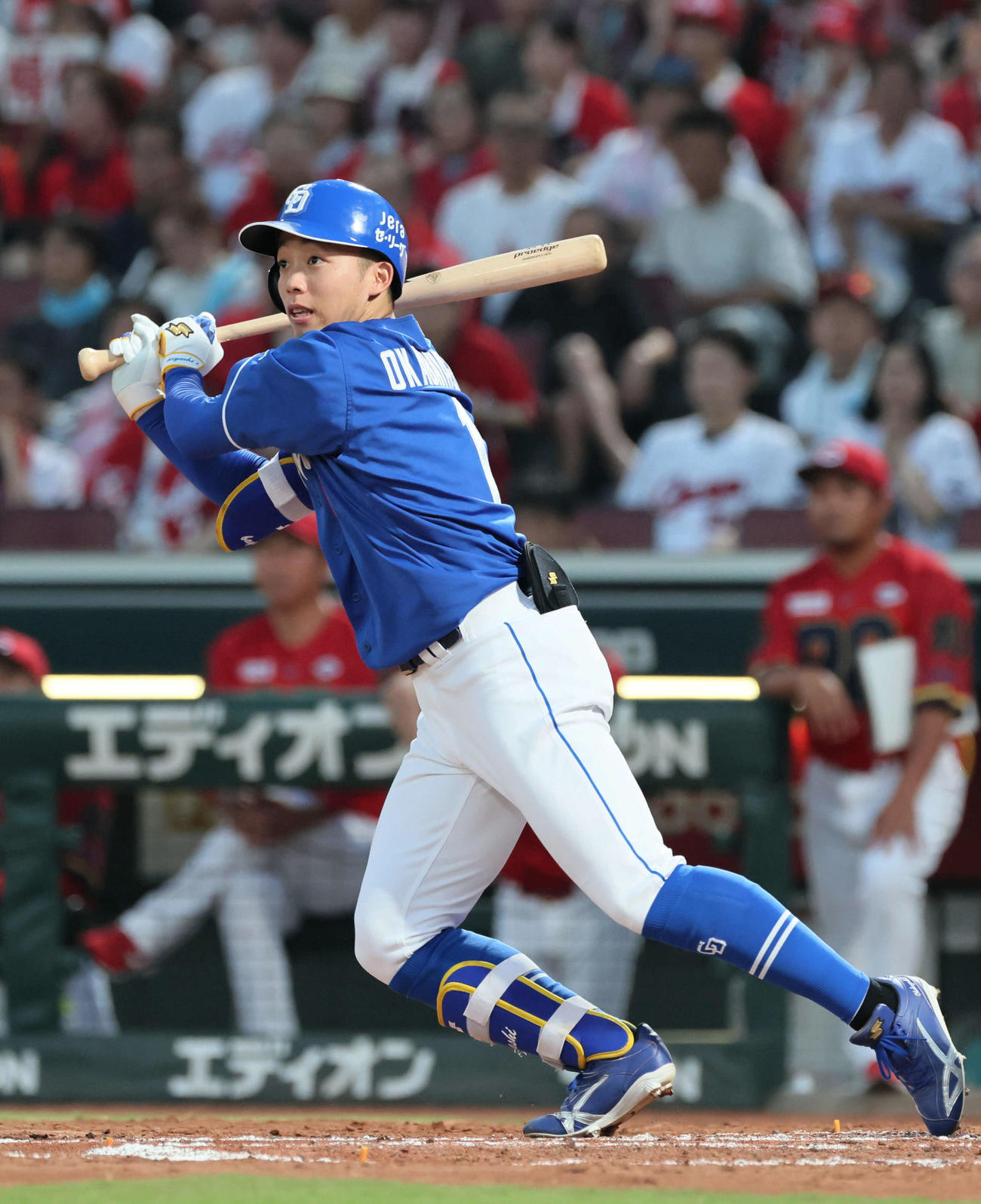 広島対中日　4回表中日2死満塁、岡林は右適時打を放つ（撮影・加藤孝規）