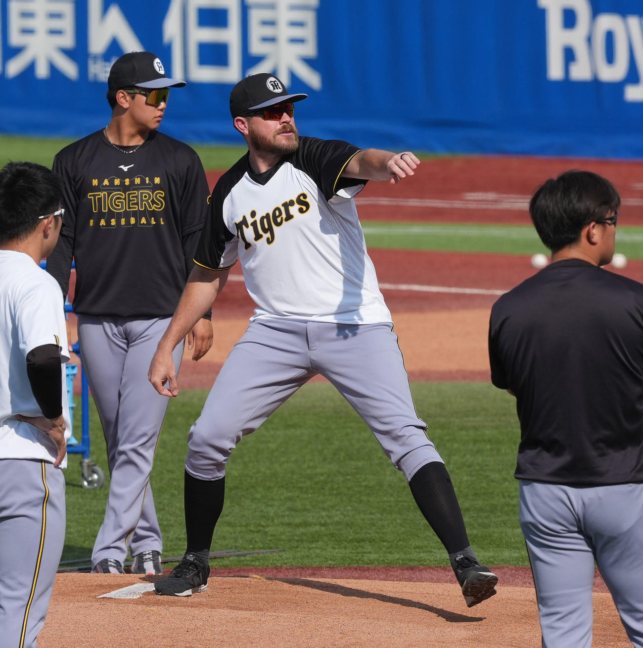 ヤクルト対阪神　マウンドの感触を確かめ阪神ビーズリー（中央）（撮影・清水貴仁）