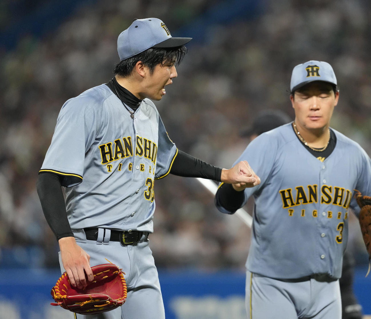 ヤクルト対阪神　5回を投げ終え大山（右）とタッチを交わす阪神才木（撮影・清水貴仁）