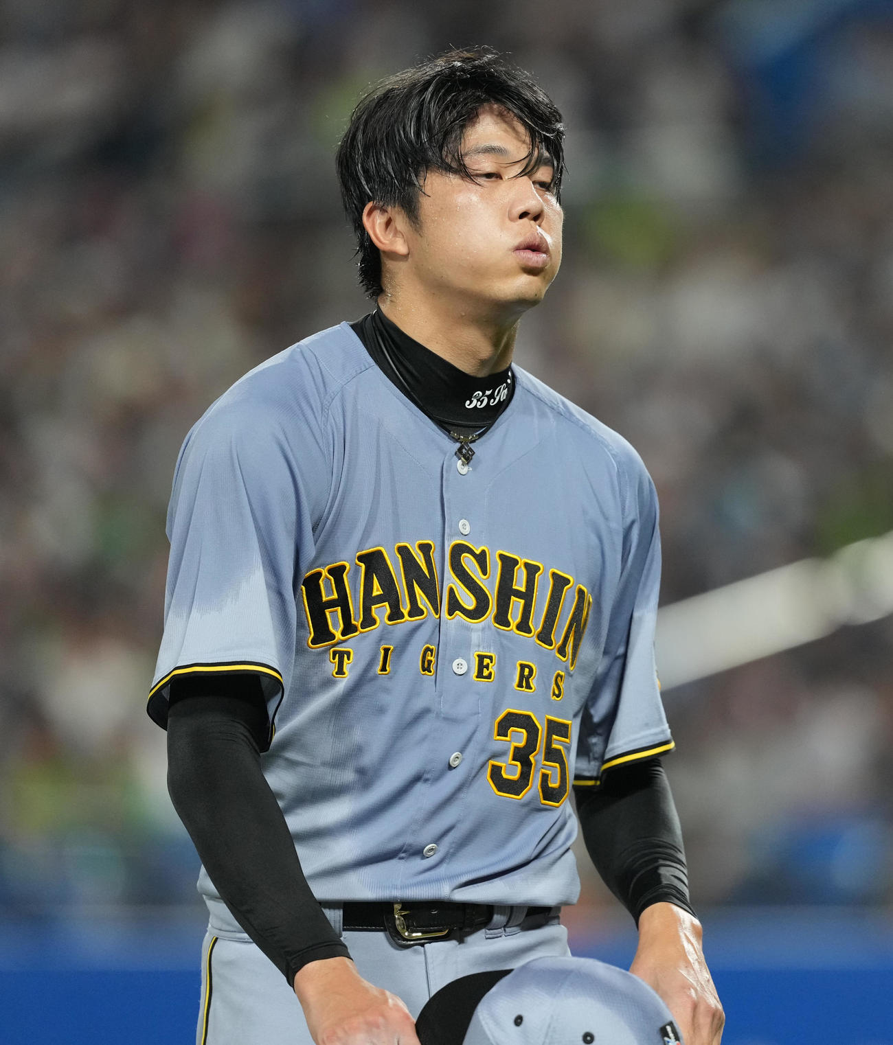 ヤクルト対阪神　6回を投げ終え大きく息を吐きながらベンチに戻る神才木（撮影・清水貴仁）