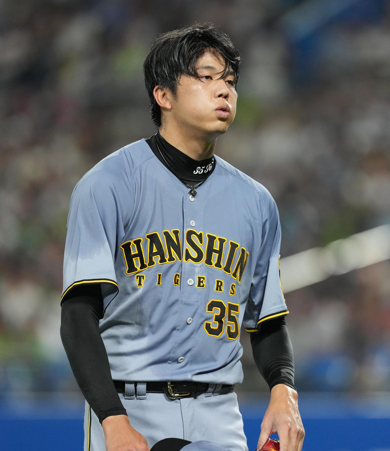 ヤクルト対阪神　6回を投げ終え大きく息を吐きながらベンチに戻る神才木（撮影・清水貴仁）