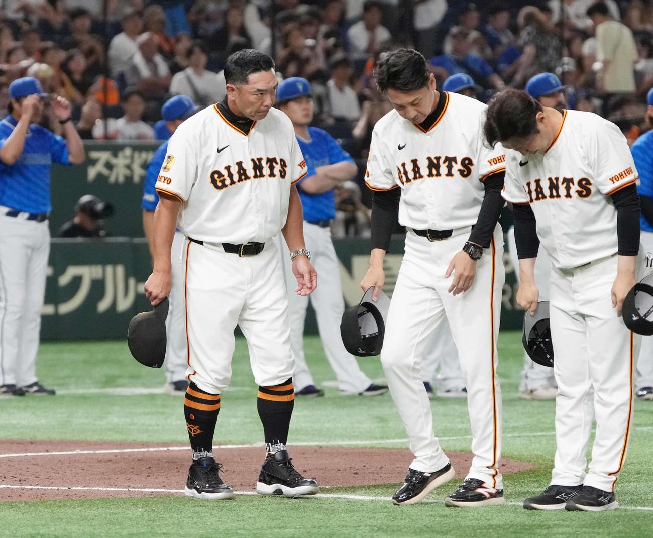 巨人対DeNA DeNAに連敗を喫し厳しい表情でスタンドへあいさつする巨人阿部監督（手前左）（撮影・小沢裕）