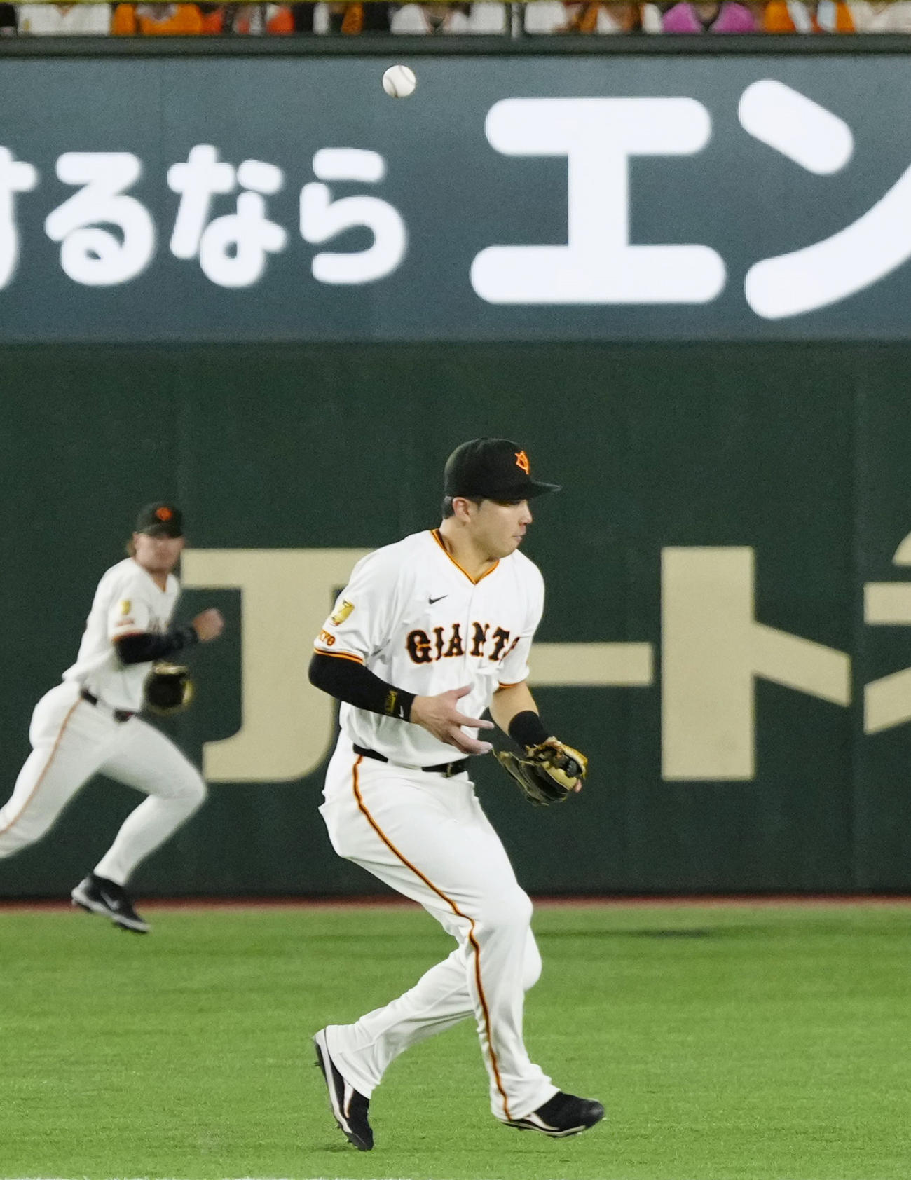 1回DeNA2死三塁、宮崎の打球を巨人の遊撃手泉口がはじき、先制適時内野安打となる（共同）