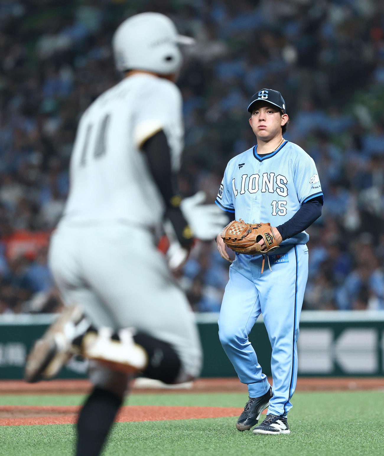 西武対ロッテ　4回表ロッテ1死一塁、上田に右中間逆転2点本塁打を浴びる与座（撮影・河田真司）