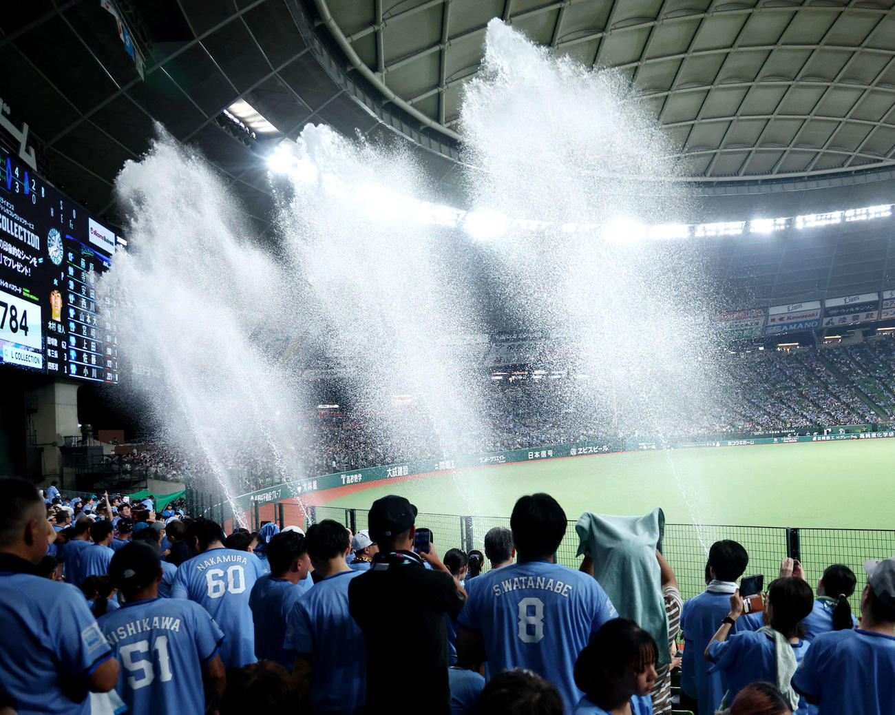 西武対ロッテ　4回裏を終え、スプラッシュシートで水浴びする観客（撮影・河田真司）