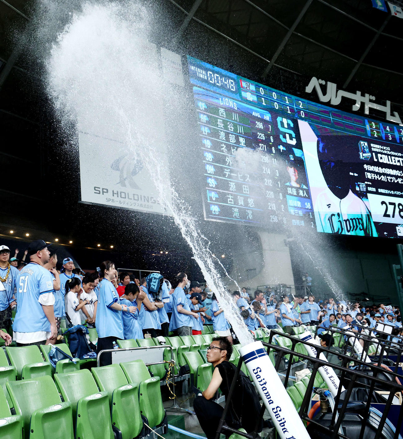 西武対ロッテ　4回裏を終え、スプラッシュシートで水浴びする観客（撮影・河田真司）