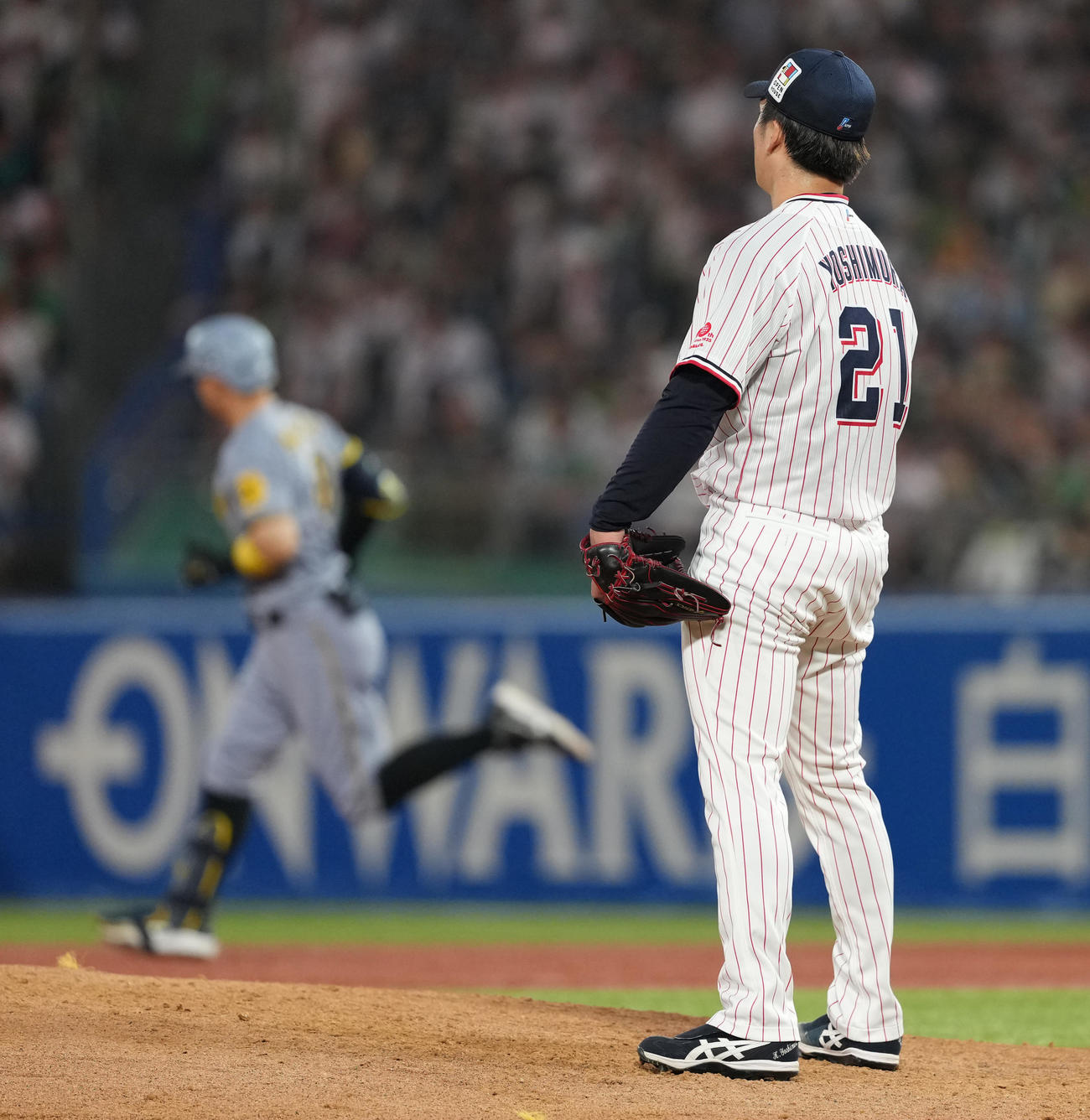 ヤクルト対阪神　4回表阪神無死、佐藤輝に右越えソロ本塁打を浴びる吉村（撮影・清水貴仁）