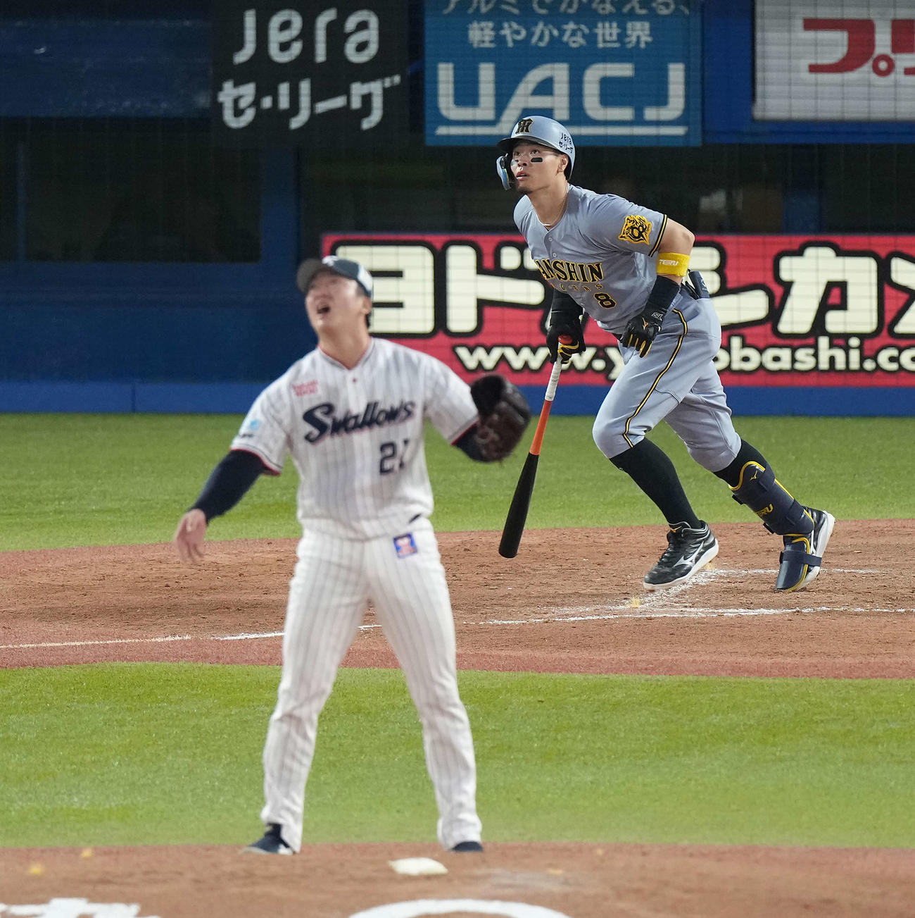 ヤクルト対阪神　4回表阪神無死、右越えにソロ本塁打を放つ佐藤輝。投手吉村（撮影・たえ見朱実）