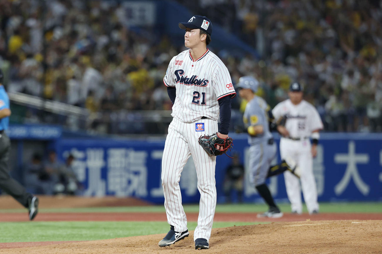 ヤクルト対阪神　4回表阪神無死、佐藤輝に右越えソロ本塁打を浴びる吉村（撮影・宮地輝）