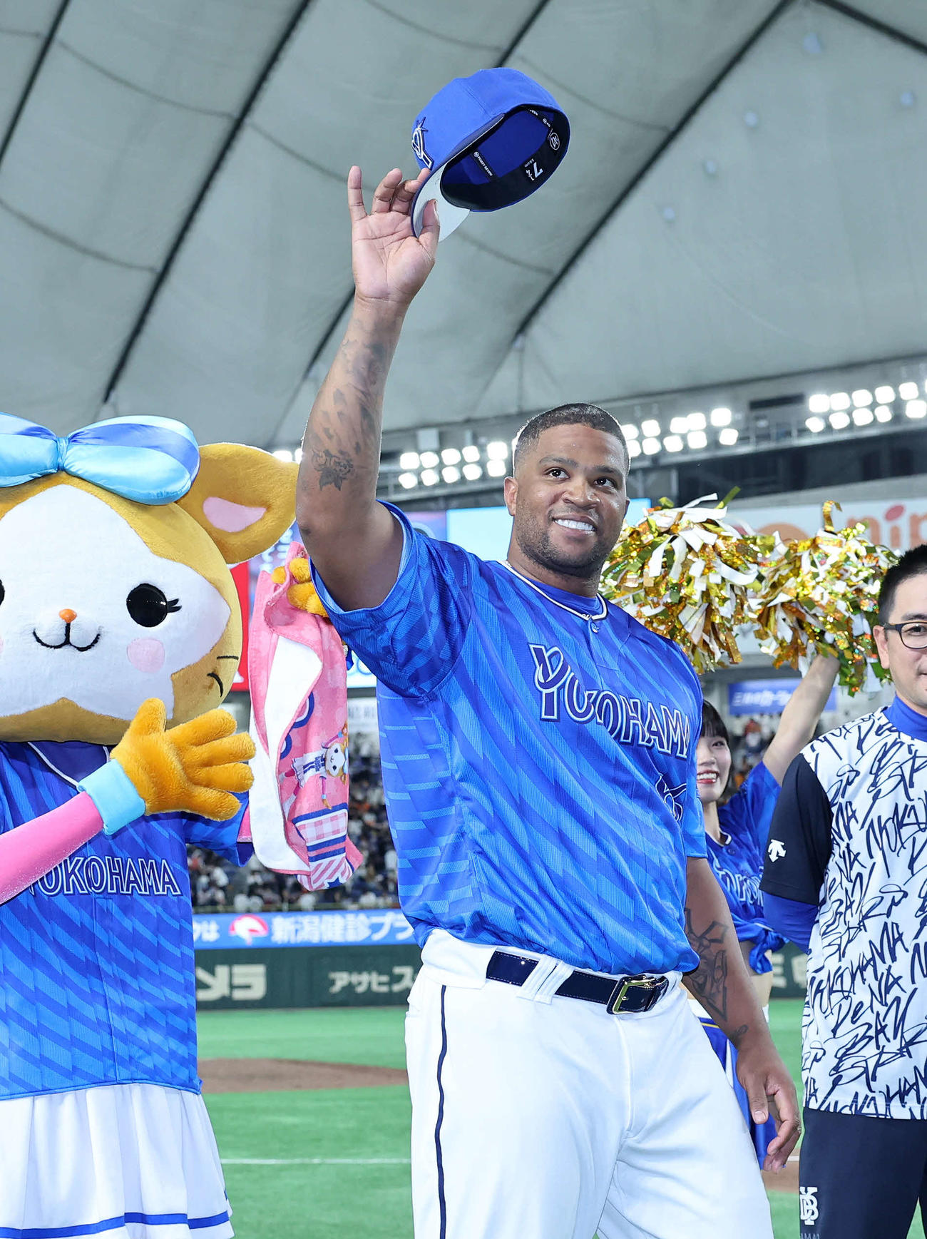 巨人対DeNA　勝利しファンに手を振るDeNAビシエド（撮影・鈴木正人）