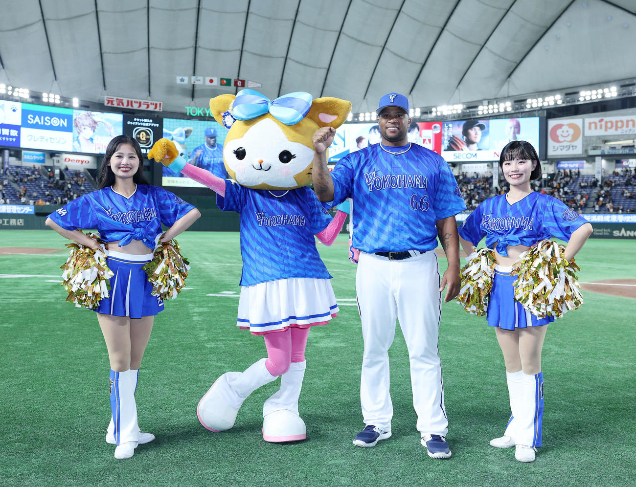 巨人対DeNA　勝利しガッツポーズするDeNAビシエド（撮影・鈴木正人）
