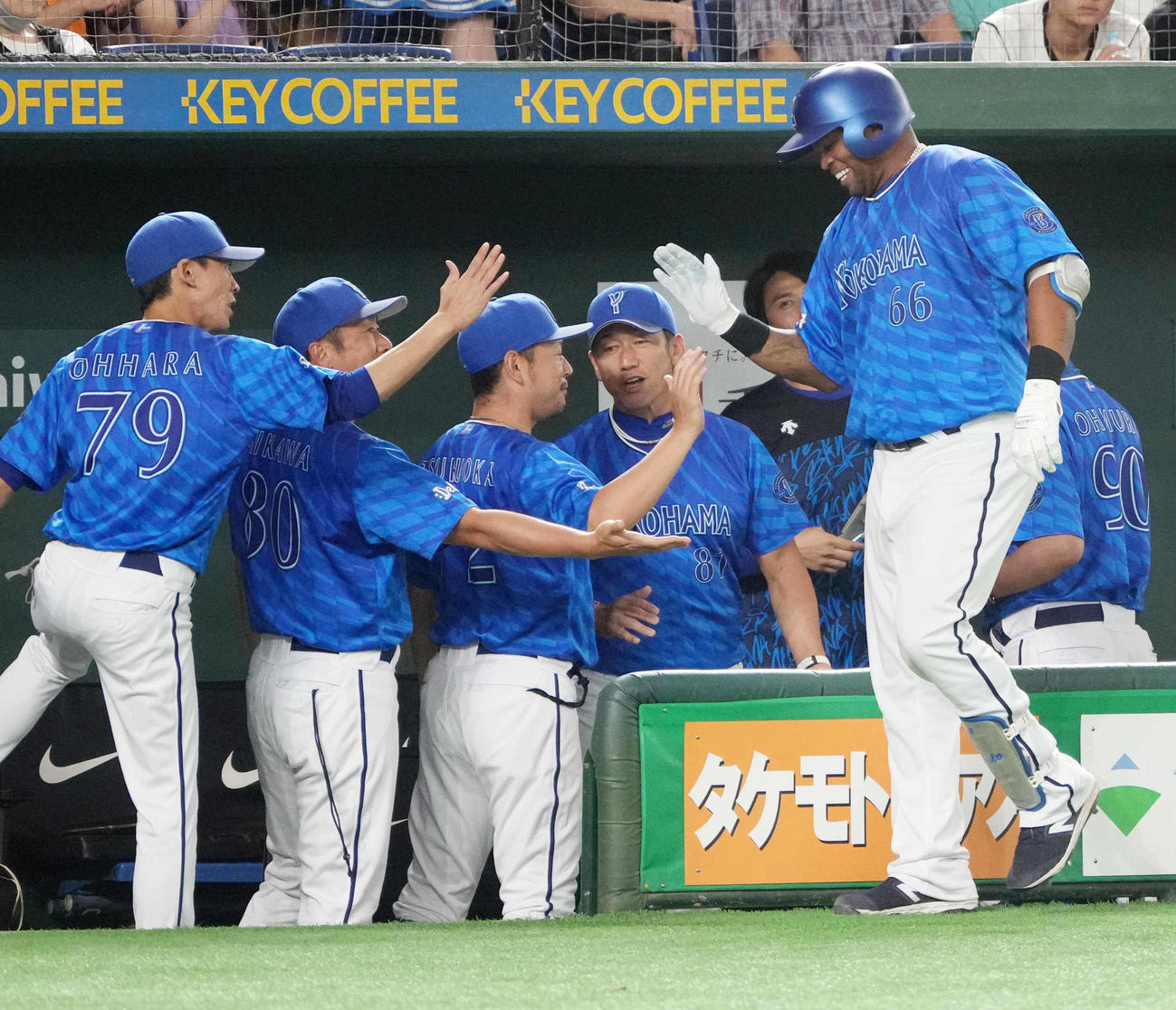 巨人対DeNA 7回表DeNA2死、ビシエド（右）は中二塁打を放ち三浦監督らの祝福を受ける（撮影・小沢裕）