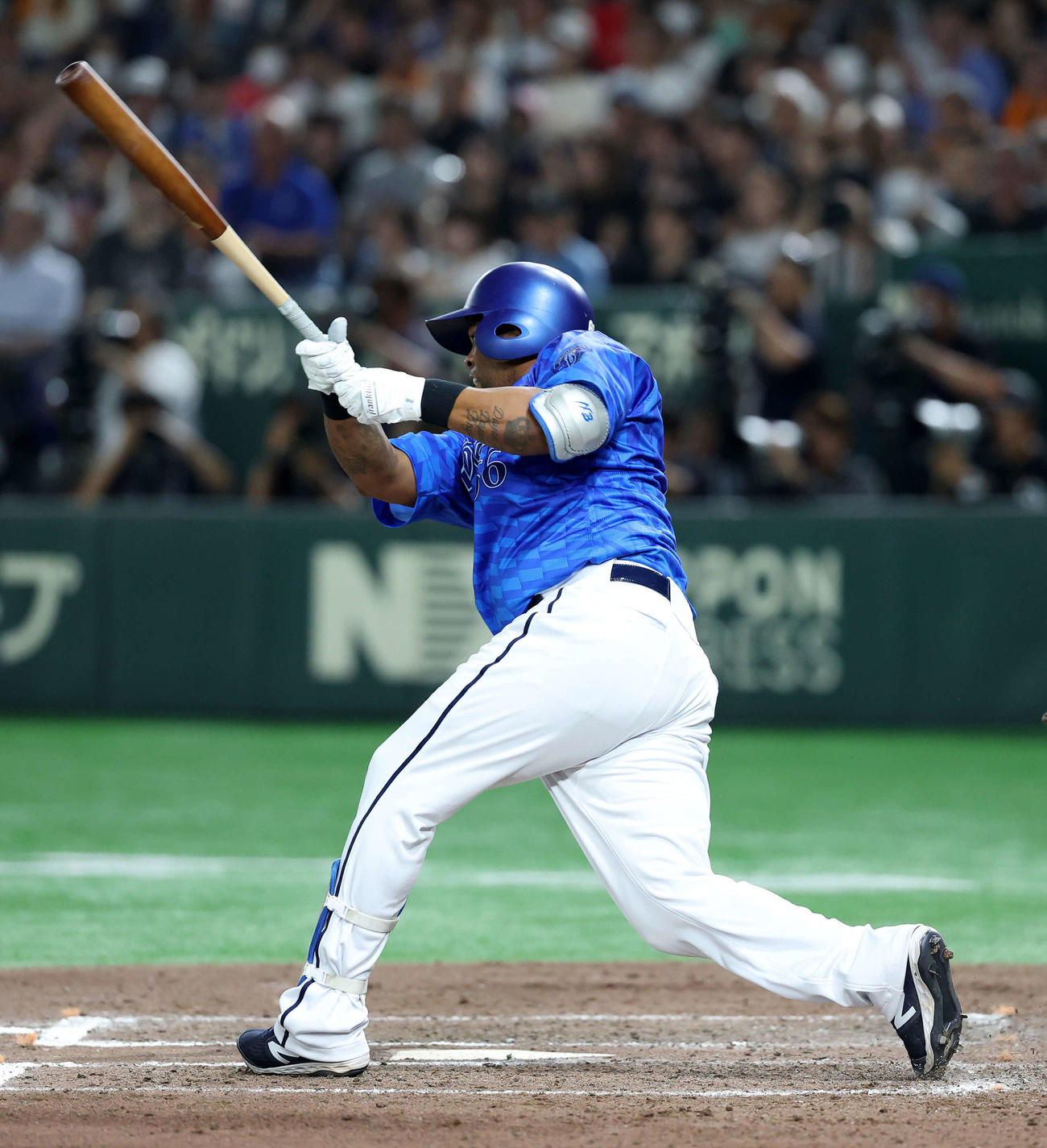 巨人対DeNA 7回表DeNA2死、ビシエドは右越え二塁打を放つ（撮影・鈴木正人）
