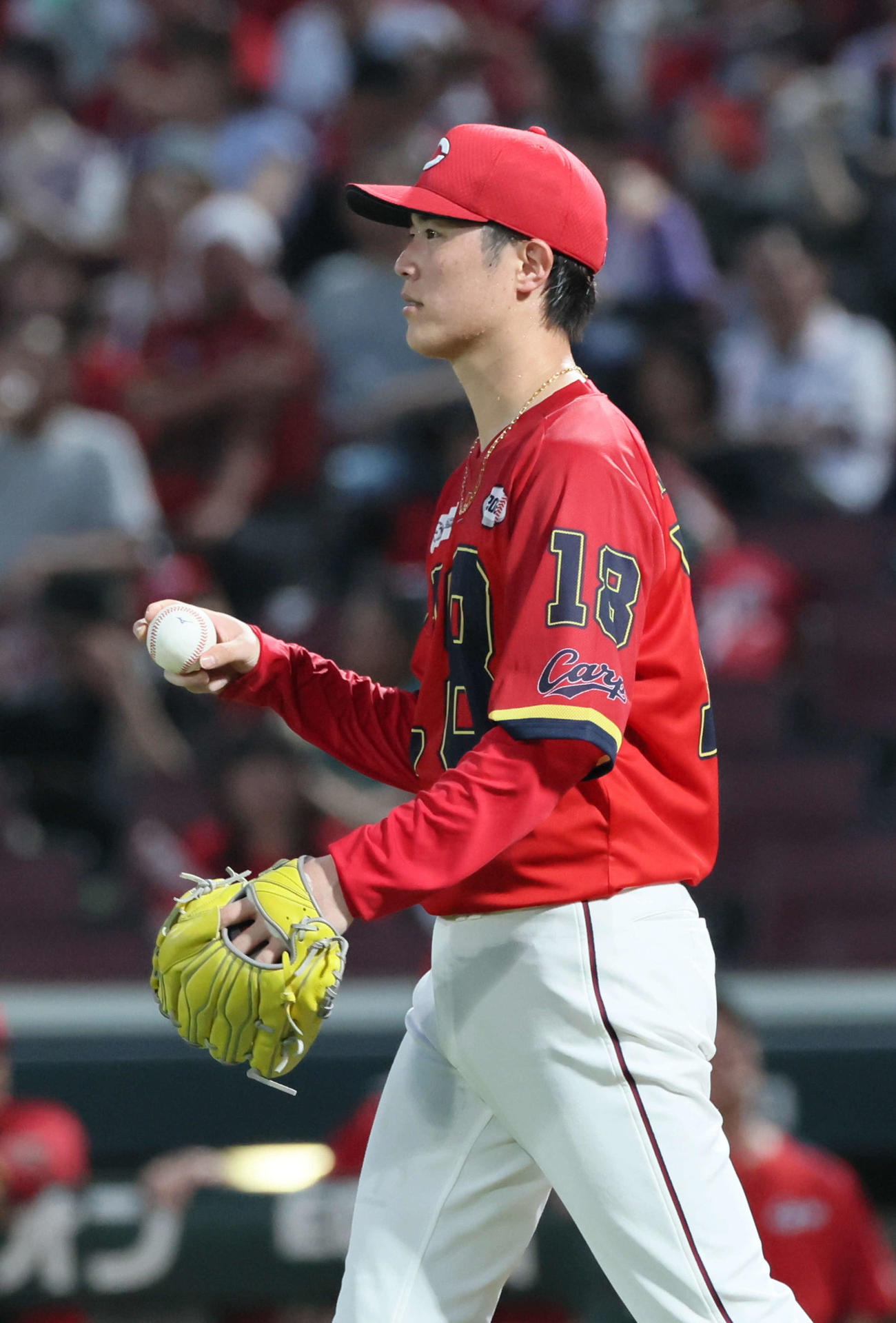 広島対中日　4回表中日2死二。三塁、打者上林の時、ワイルドピッチで1点献上した森下（撮影・加藤孝規）