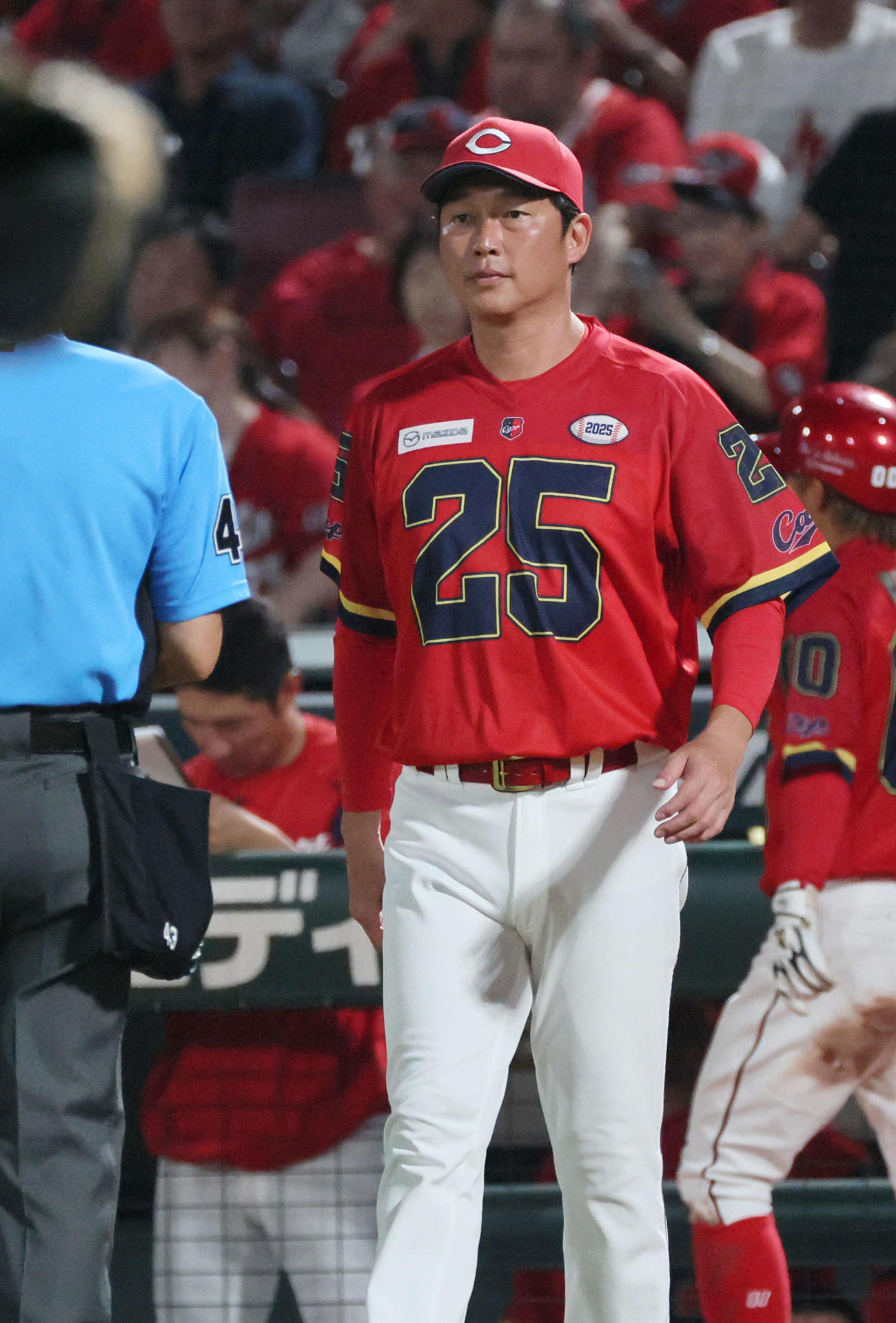広島対中日　6回裏終了時、交代を告げる新井監督（撮影・加藤孝規）