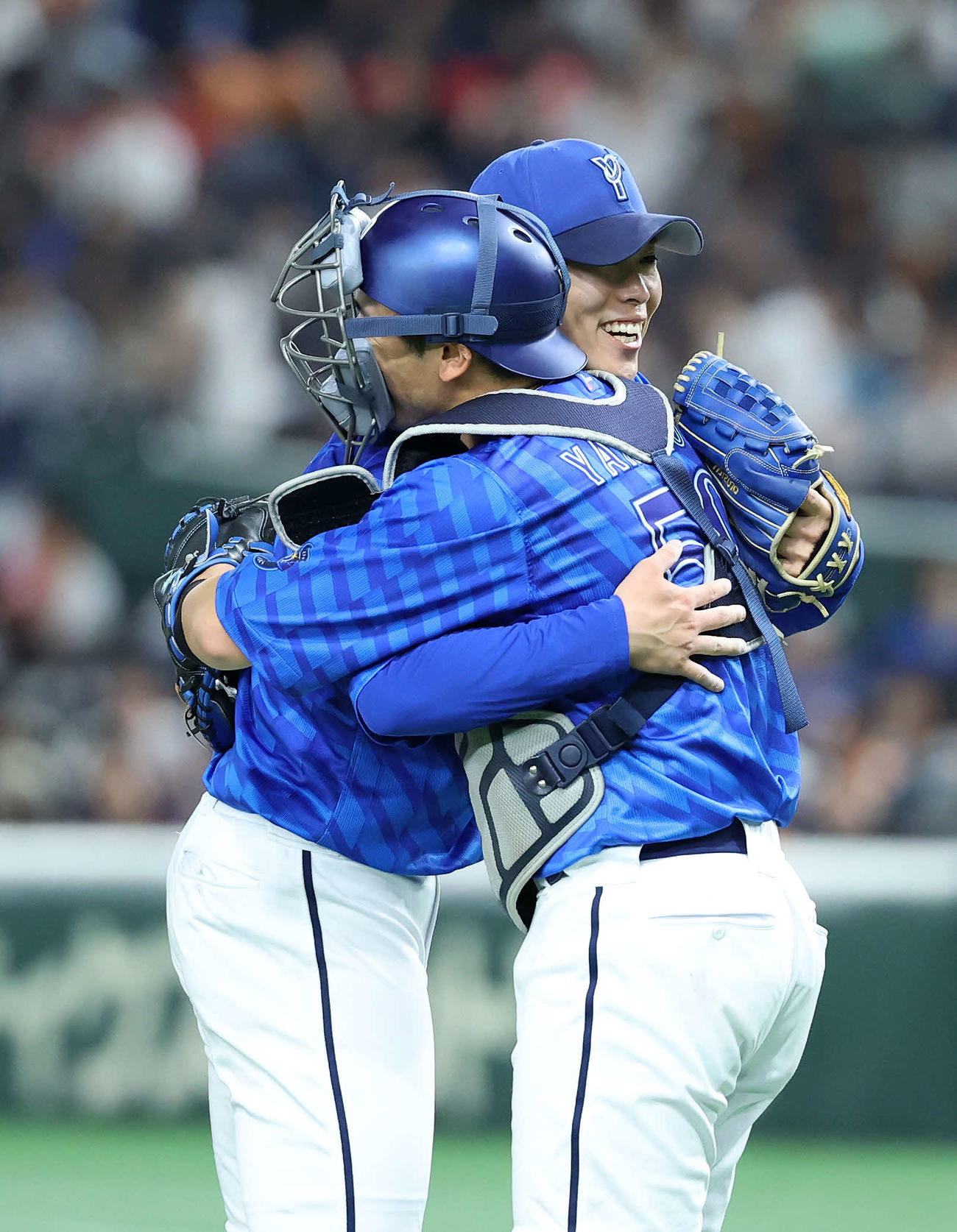 巨人対DeNA　勝利し笑顔で抱き合うDeNA入江（左）と山本（撮影・鈴木正人）
