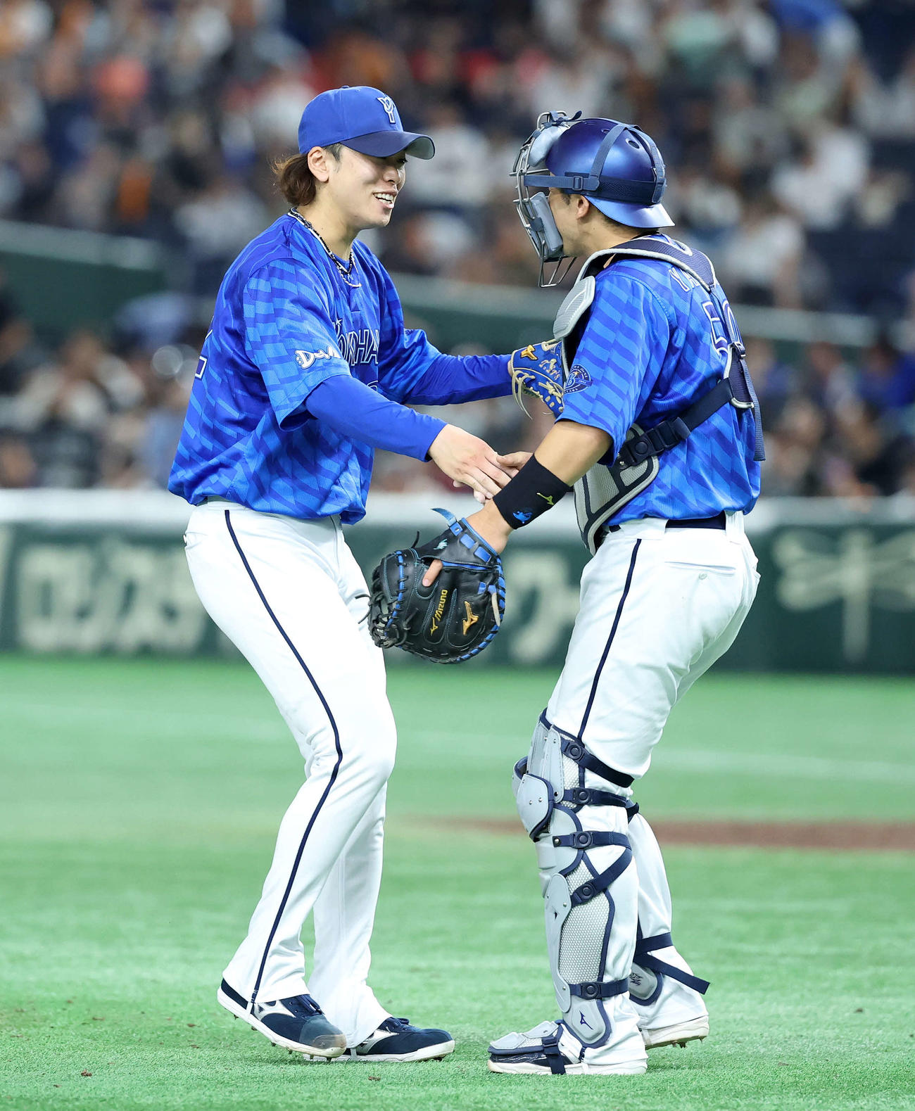 巨人対DeNA　勝利し笑顔で握手するDeNA入江（左）と山本（撮影・鈴木正人）