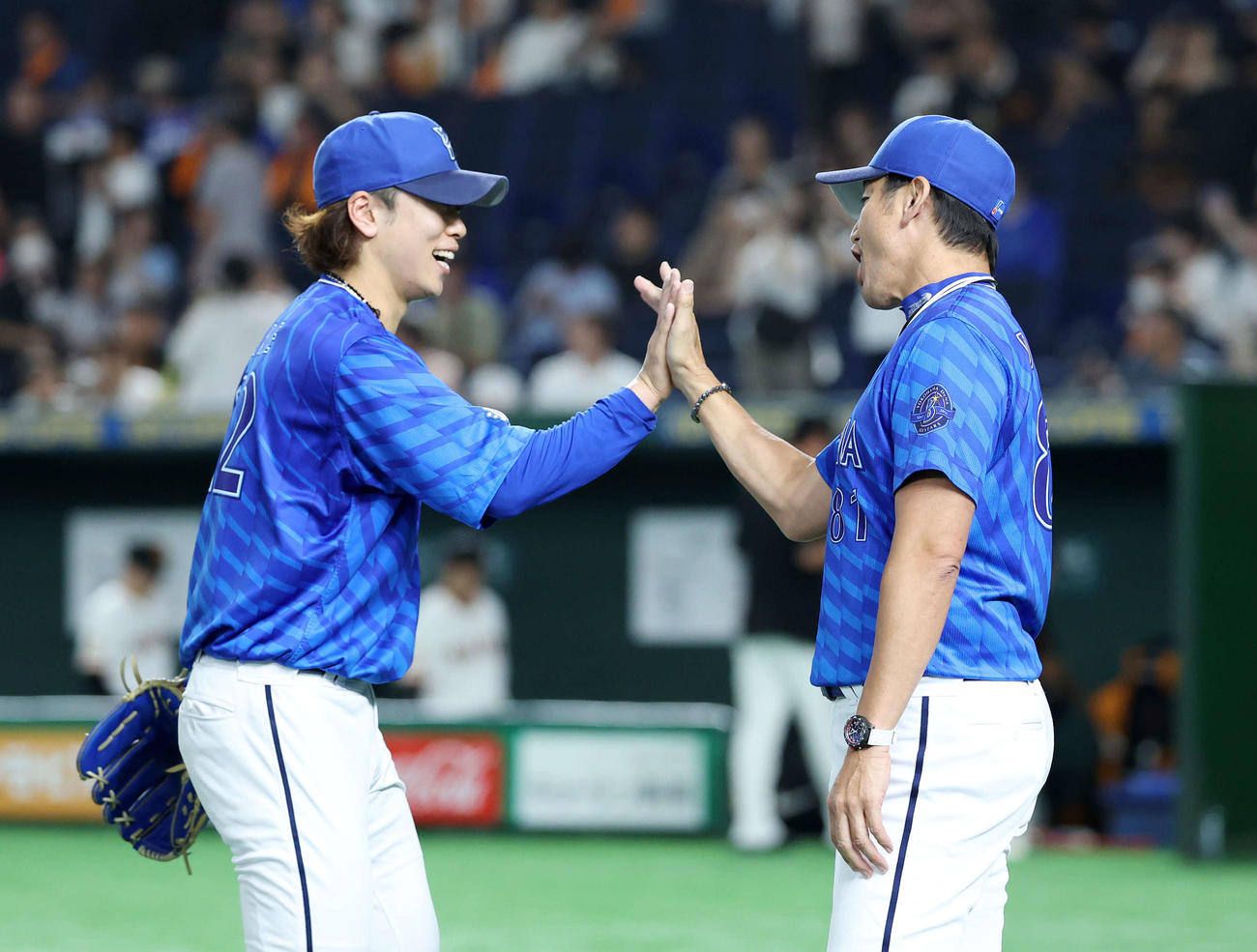 巨人対DeNA　勝利しDeNA入江（左）を迎える三浦監督（撮影・鈴木正人）