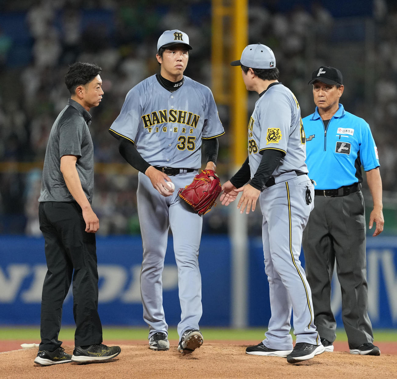 ヤクルト対阪神　6回裏ヤクルト無死一塁、打者赤羽の場面でタイムをとりベンチに戻る阪神才木（左から2人目）（撮影・清水貴仁）