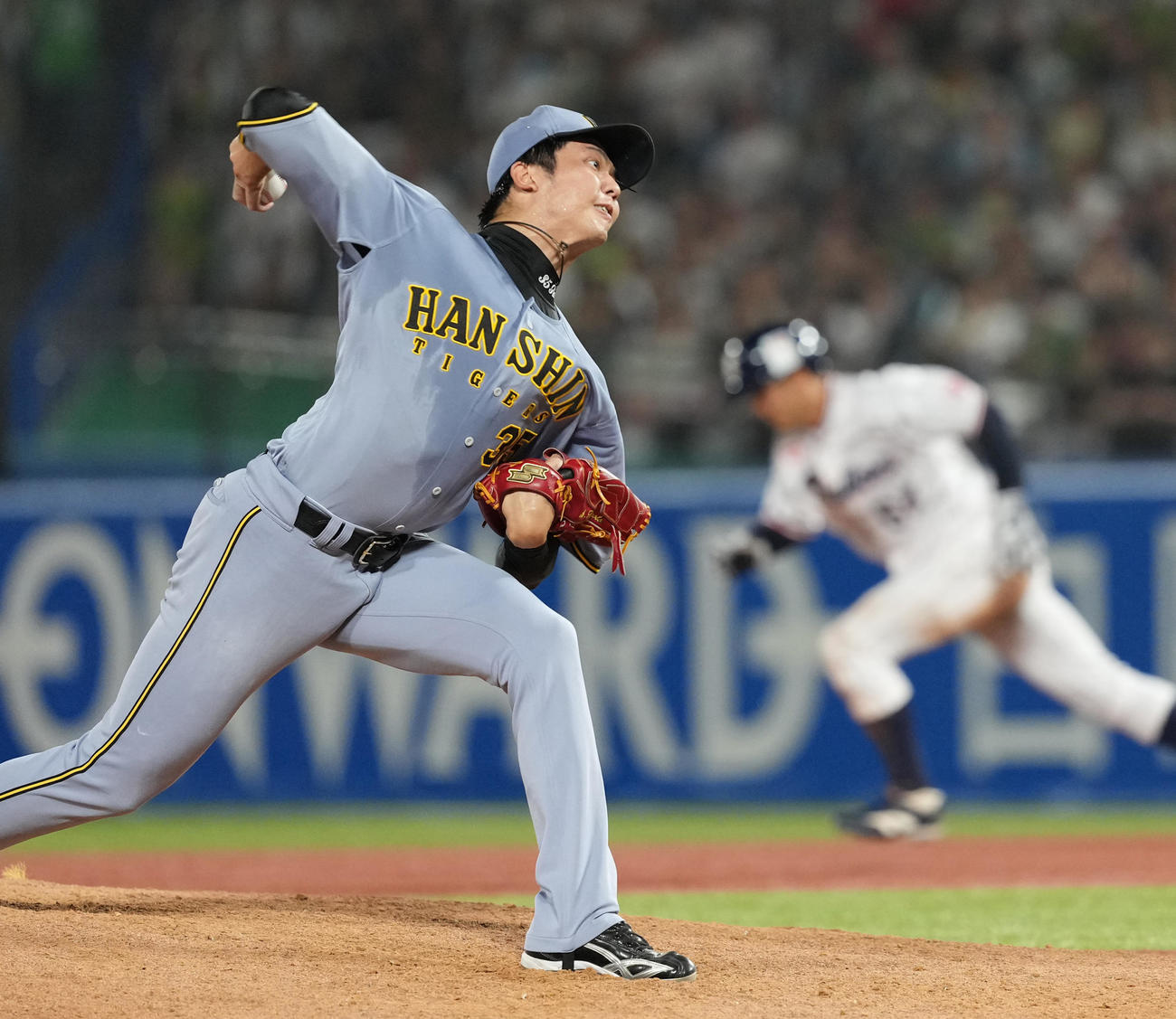 ヤクルト対阪神　6回裏、力投する阪神才木（撮影・清水貴仁）