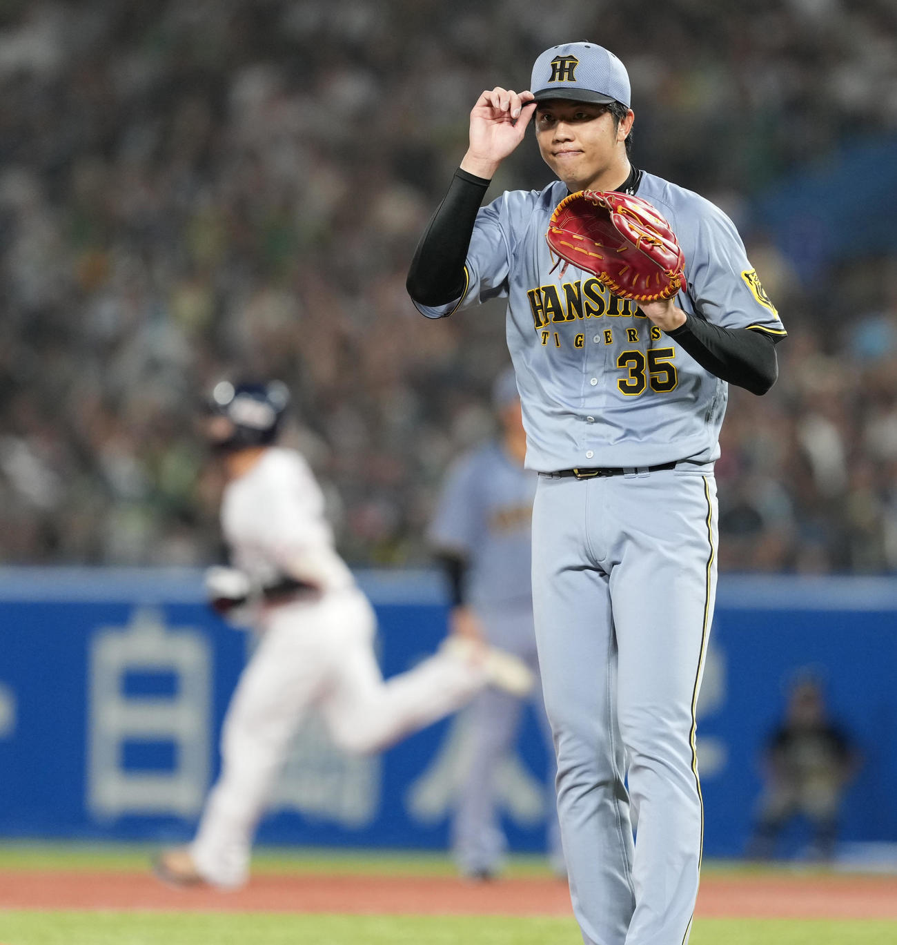 ヤクルト対阪神　4回裏ヤクルト無死、内山にソロ本塁打を打たれた才木（撮影・清水貴仁）