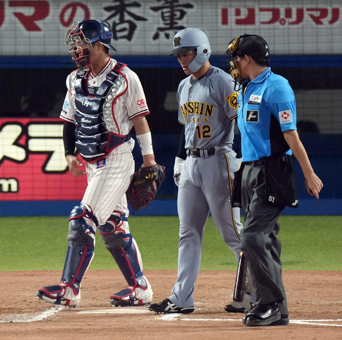 ヤクルト対阪神　8回表阪神2死一、三塁、死球を受け厳しい表情を見せる坂本（撮影・たえ見朱実）