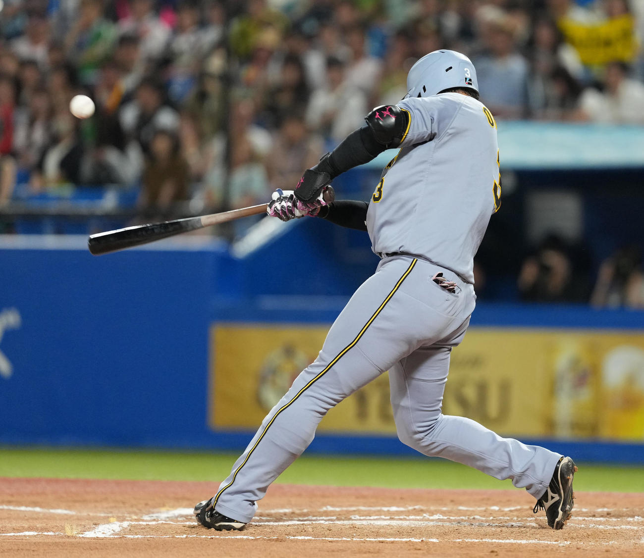 ヤクルト対阪神　8回表阪神1死一、三塁、右前適時打を放つ大山（撮影・清水貴仁）