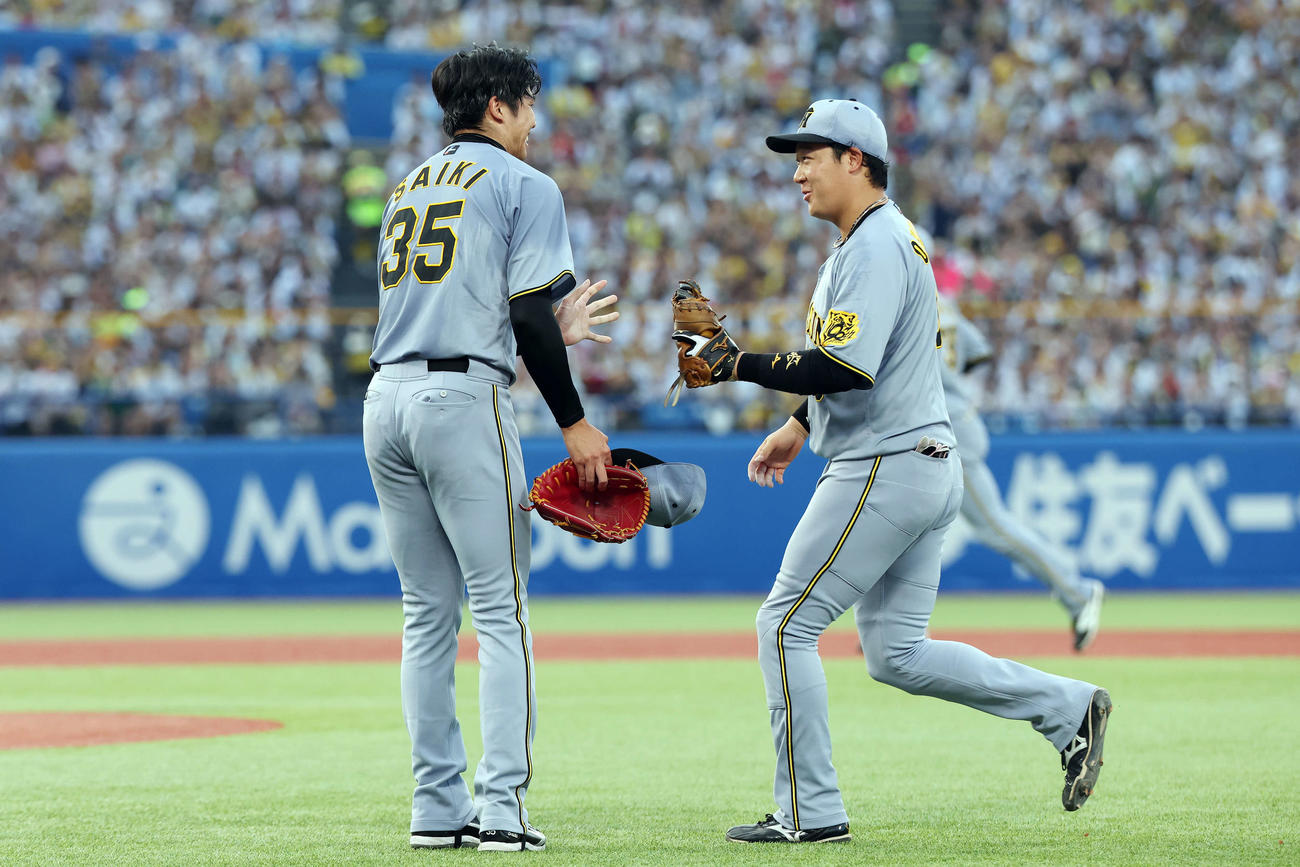 ヤクルト対阪神　1回裏を無失点に抑え阪神大山（右）と笑顔でタッチする才木（撮影・宮地輝）