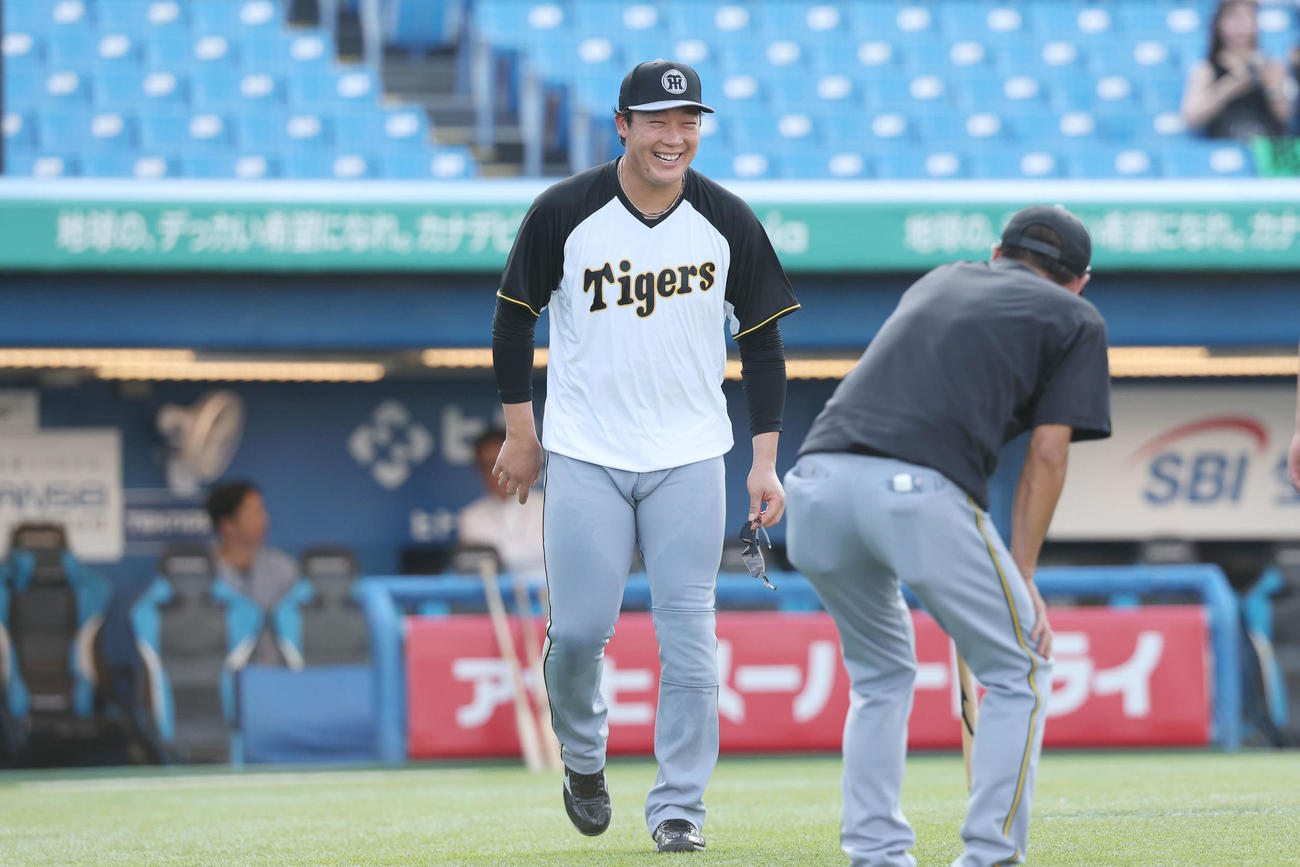 ヤクルト対阪神　試合前、笑顔を見せる阪神大山（撮影・宮地輝）