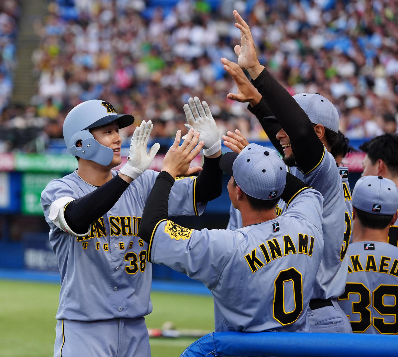 ヤクルト対阪神　2回表阪神1死、中越えソロ本塁打を放ち生還する小幡（撮影・清水貴仁）