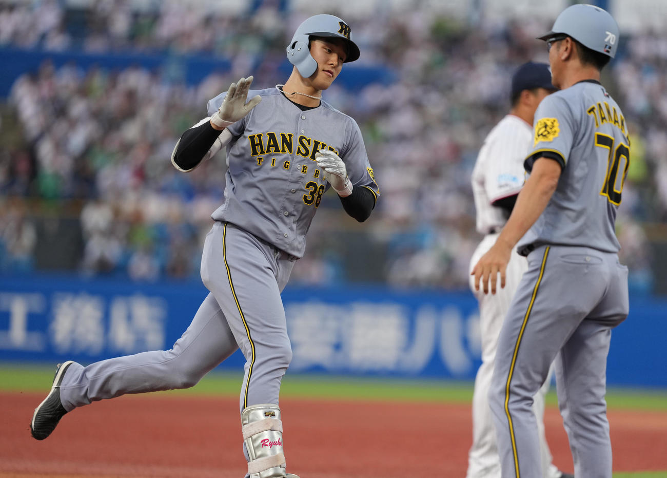 ヤクルト対阪神　2回表阪神1死、中越えソロ本塁打を放つ小幡（撮影・清水貴仁）