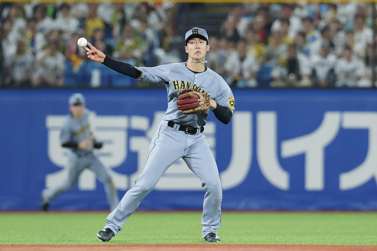 ヤクルト対阪神　7回裏ヤクルト2死、好守備で古賀を遊ゴロにする小幡（撮影・宮地輝）