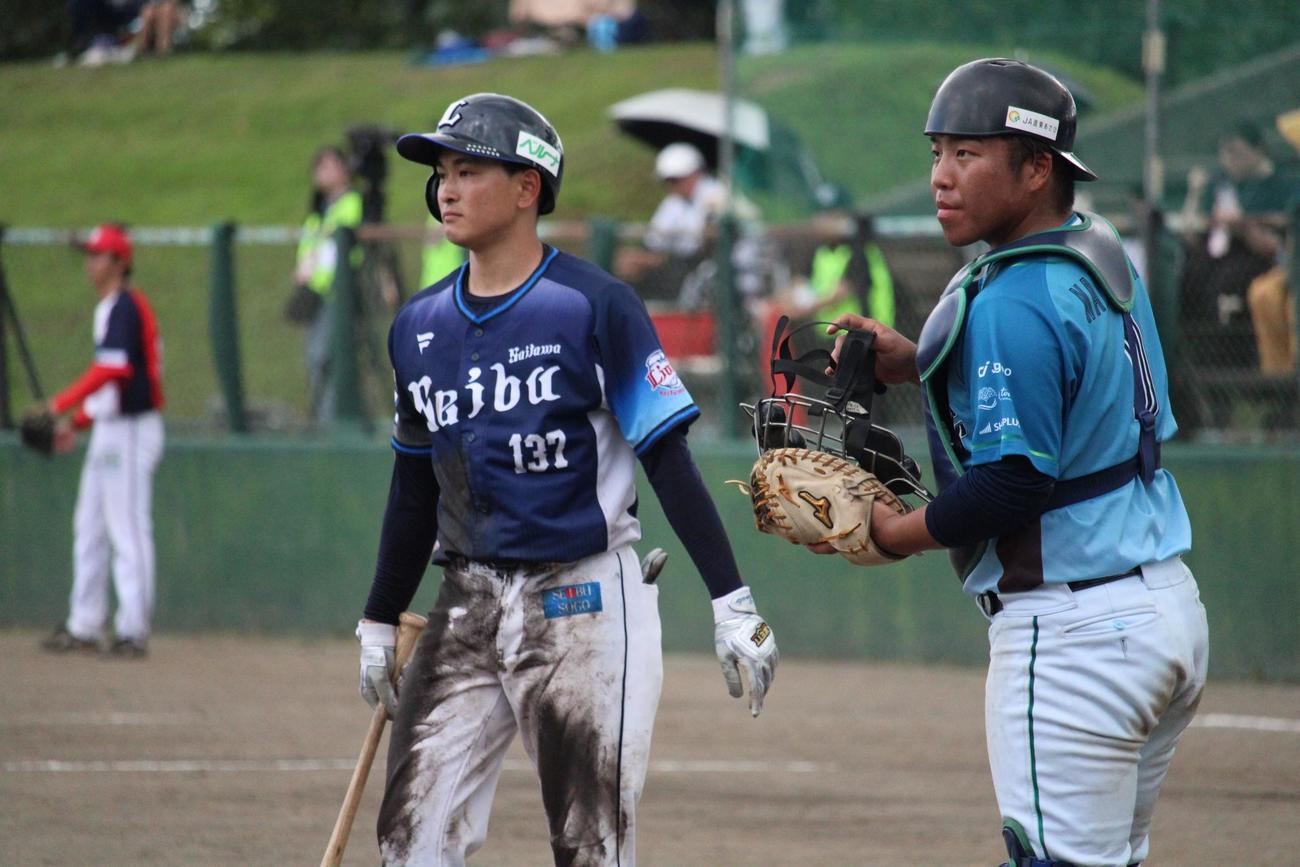 別海で昨春センバツ出場の北海道Fリーグ別海・中道（右）と京都国際で夏の甲子園Vの西武沢田（撮影・金子真仁）