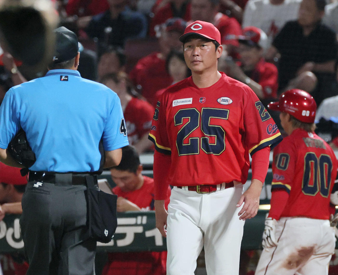 広島対中日　6回裏終了時、交代を告げる新井監督（撮影・加藤孝規）
